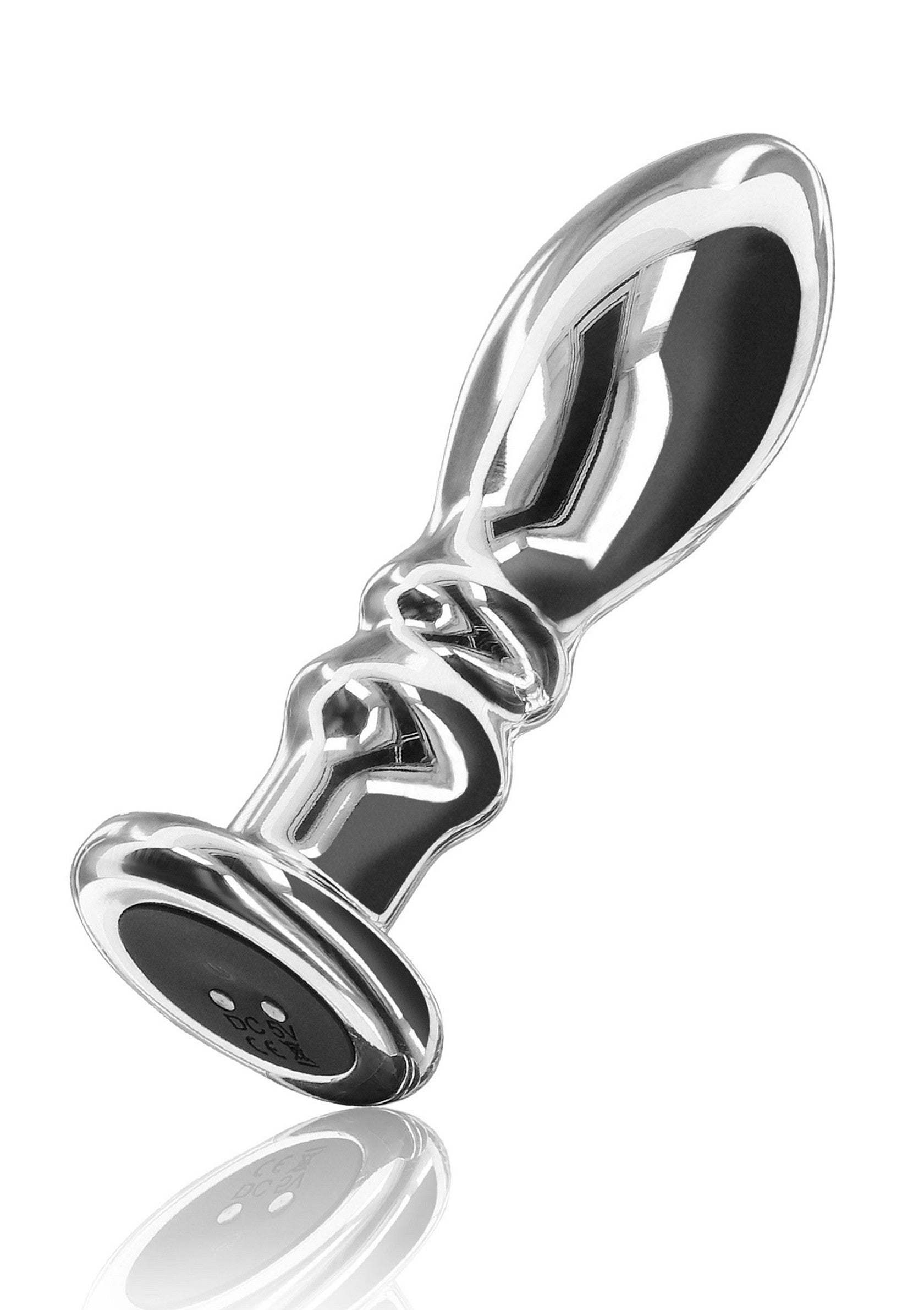 Plug anal en métal argenté pour le plaisir anal, avec une base large pour un confort et une sécurité optimaux.; Zilverkleurige metalen anaalplug voor anaal genot, met brede basis voor comfort en veiligheid.; Silver-tone metal anal plug for anal pleasure, with wide base for comfort and safety.