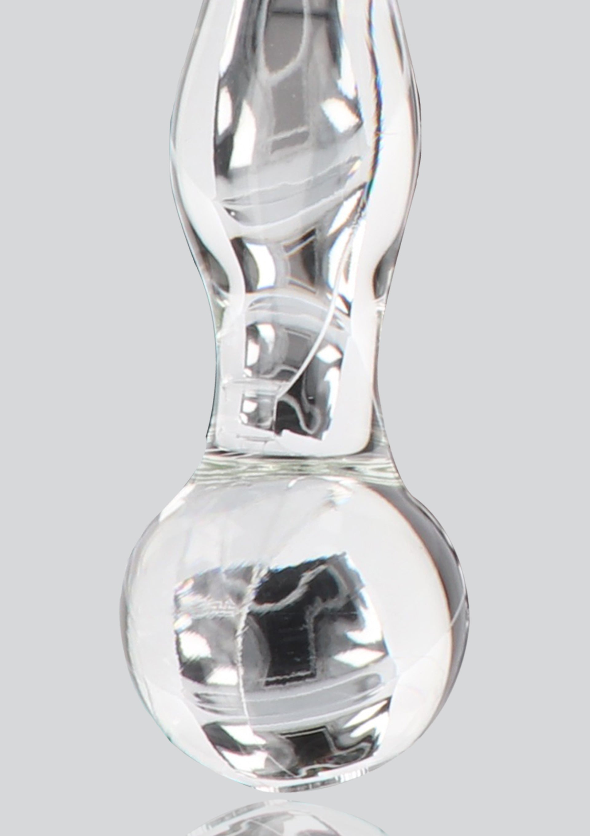 Plaisir intime avec ce plug anal en verre transparent, lisse et élégant.; Verhoog je intieme plezier met deze gladde, elegante, doorzichtige glazen anaalplug.; Enhance intimate pleasure with this smooth, elegant, clear glass anal plug.