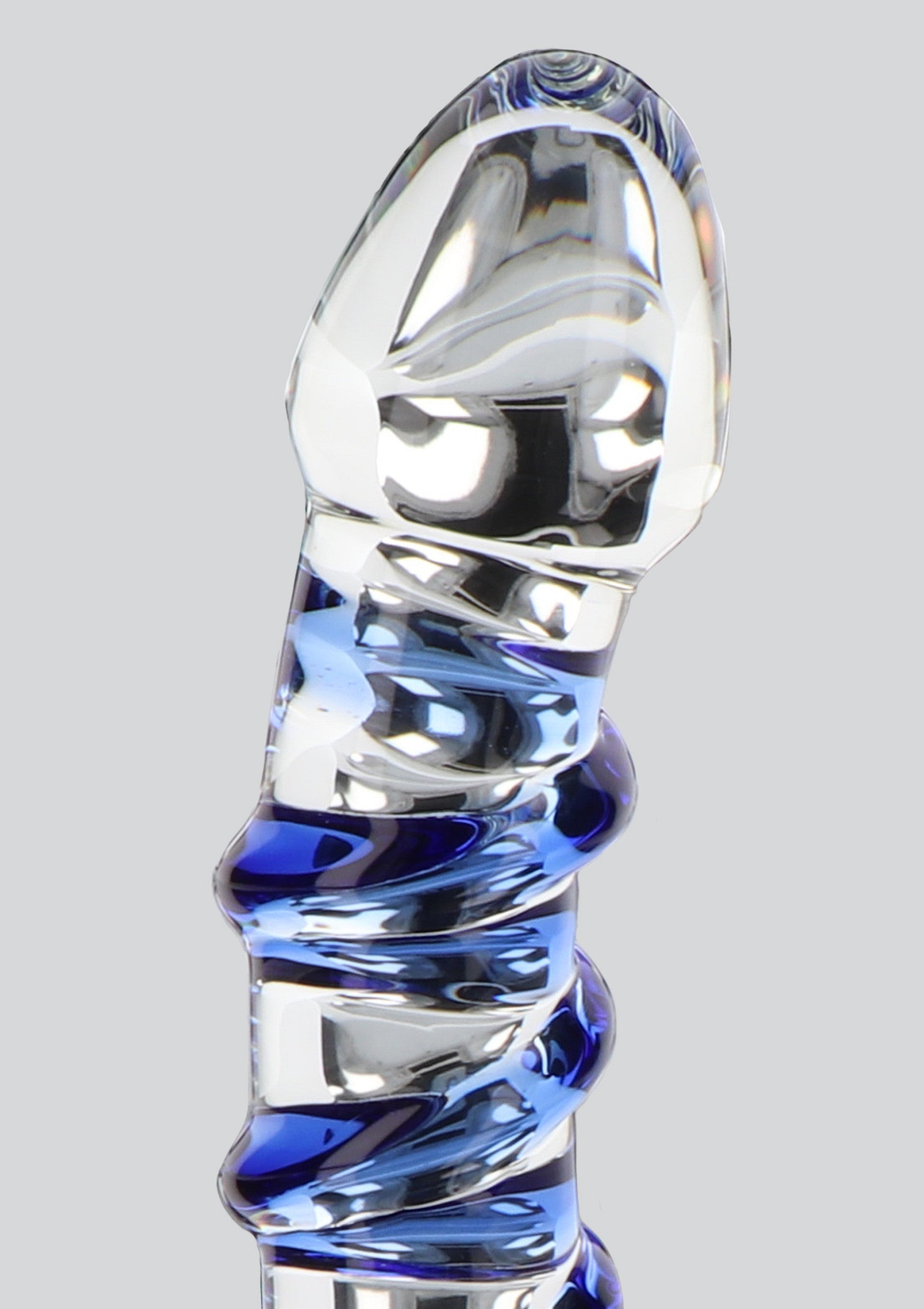 Plaisir étincelant : gode en verre torsadé bleu pour des sensations intenses et un look élégant.; Schitterend genot: blauwe glazen dildo met gedraaid design voor intense sensaties en een stijlvolle uitstraling.; Sparkling pleasure: Blue twisted glass dildo for intense sensations and a stylish look.