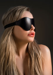 Masque de sommeil en cuir noir pour une nuit de sommeil réparatrice ou un jeu coquin.; Zwarte lederen slaapmasker voor een goede nachtrust of een stout spel.; Black leather sleep mask for a restful night's sleep or kinky play.