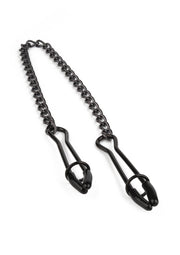 Pinces à tétons noires avec chaîne. Accessoires érotiques pour un plaisir intense et des sensations fortes.; Zwarte tepelklemmen met ketting. Erotische accessoires voor intense genot en spannende sensaties.; Black nipple clamps with chain. Erotic accessories for intense pleasure and thrilling sensations.