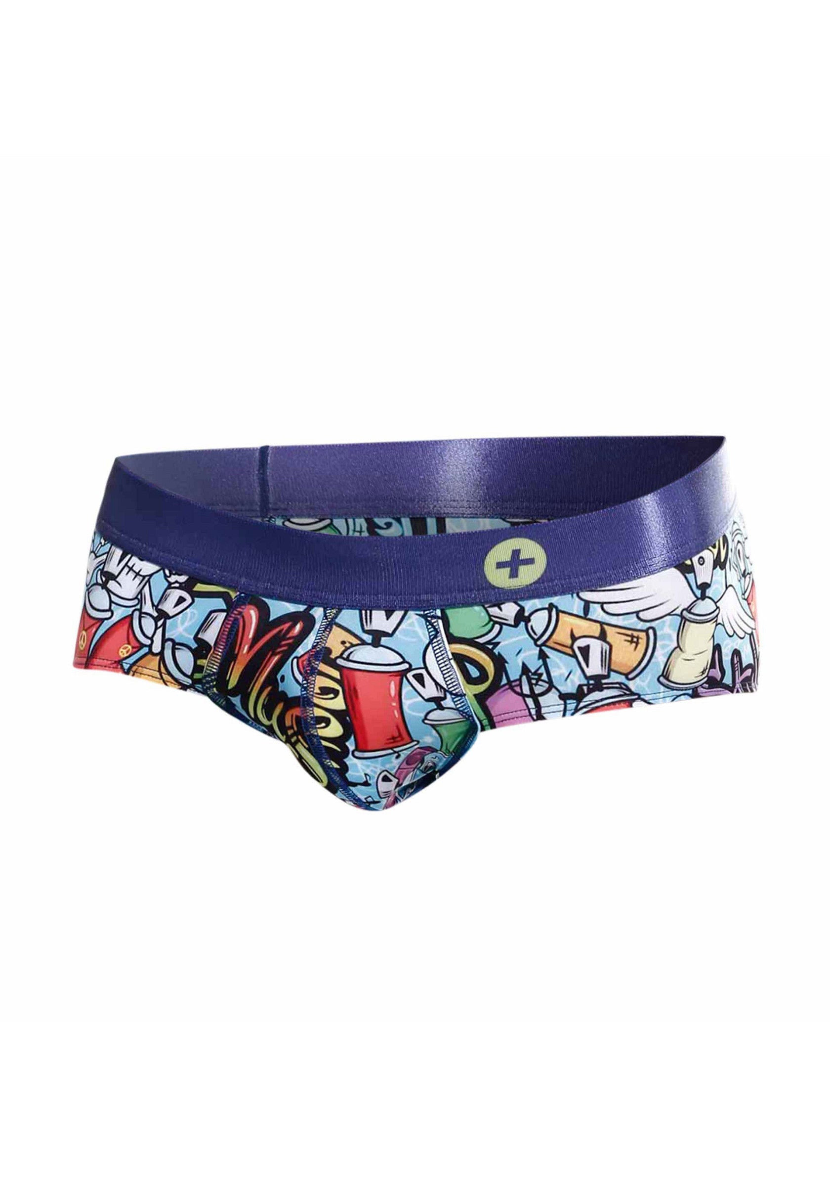 Slip pour homme avec un imprimé graffiti amusant et coloré.; Heren slip met een kleurrijke en leuke graffiti print.; Men's briefs with a colorful and fun graffiti print.