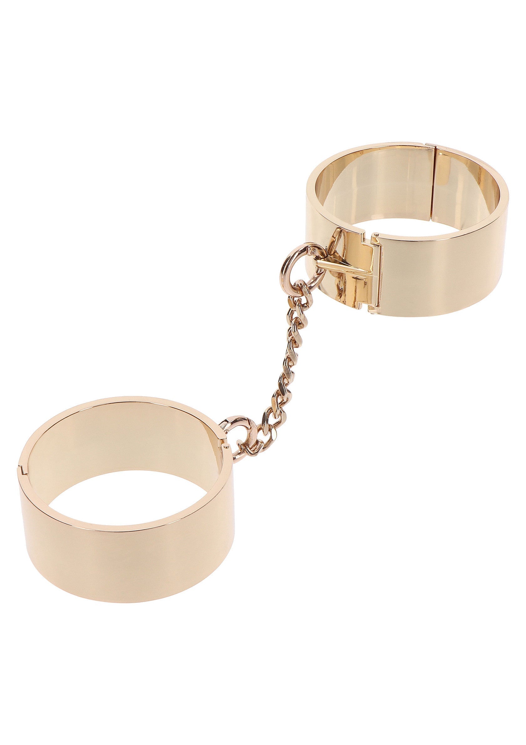 Bracelet de doigt doré relié par une chaîne, un accessoire de mode audacieux.; Gouden vingerarmband verbonden door een ketting, een gedurfd modeaccessoire.; Gold finger bracelet connected by a chain, a bold fashion accessory.
