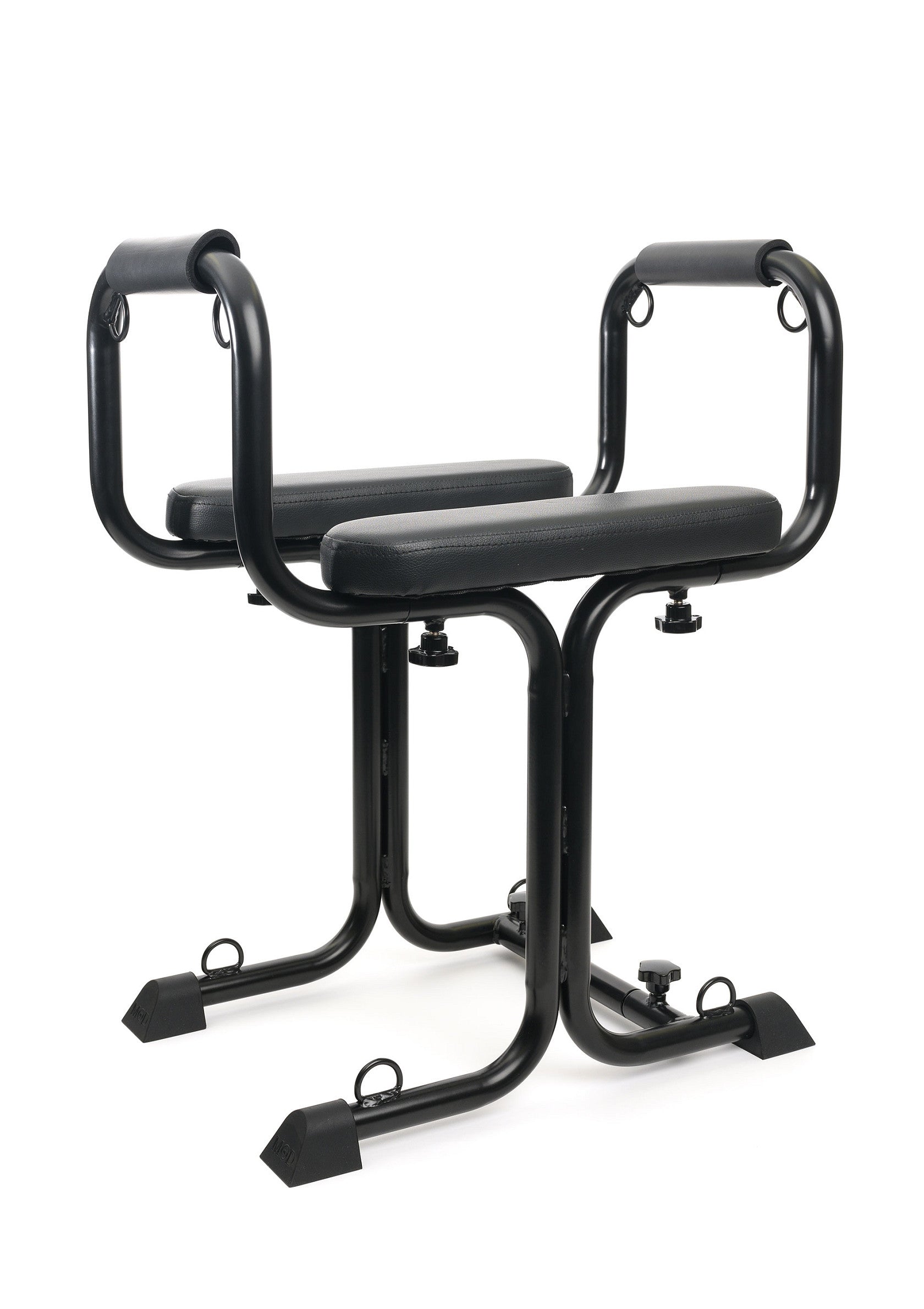 Siège d'écartement noir pour jeux coquins et BDSM. Ajustable pour un maximum de confort et d'excitation.; Zwarte spreidstoel voor stout spel en BDSM. Verstelbaar voor maximaal comfort en opwinding.; Black spreading bench for kinky games and BDSM. Adjustable for maximum comfort and excitement.