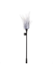 Plumeau à chatouiller avec plumes douces et manche noir élégant pour des moments intimes.; Kietelveer met zachte veren en een elegante zwarte handgreep voor intieme momenten.; Teasing feather with soft plumes and elegant black handle for intimate moments.