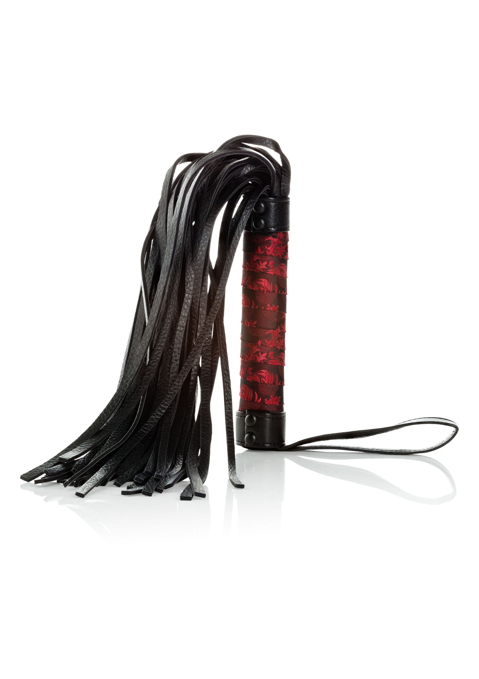 Fouet en cuir noir avec manche rouge. Accessoire de plaisir érotique pour jeux de rôle et domination.; Zwarte leren zweep met rode handgreep. Erotisch genotmiddel voor rollenspellen en dominantie.; Black leather flogger with red handle. Erotic pleasure accessory for roleplay and dominance.