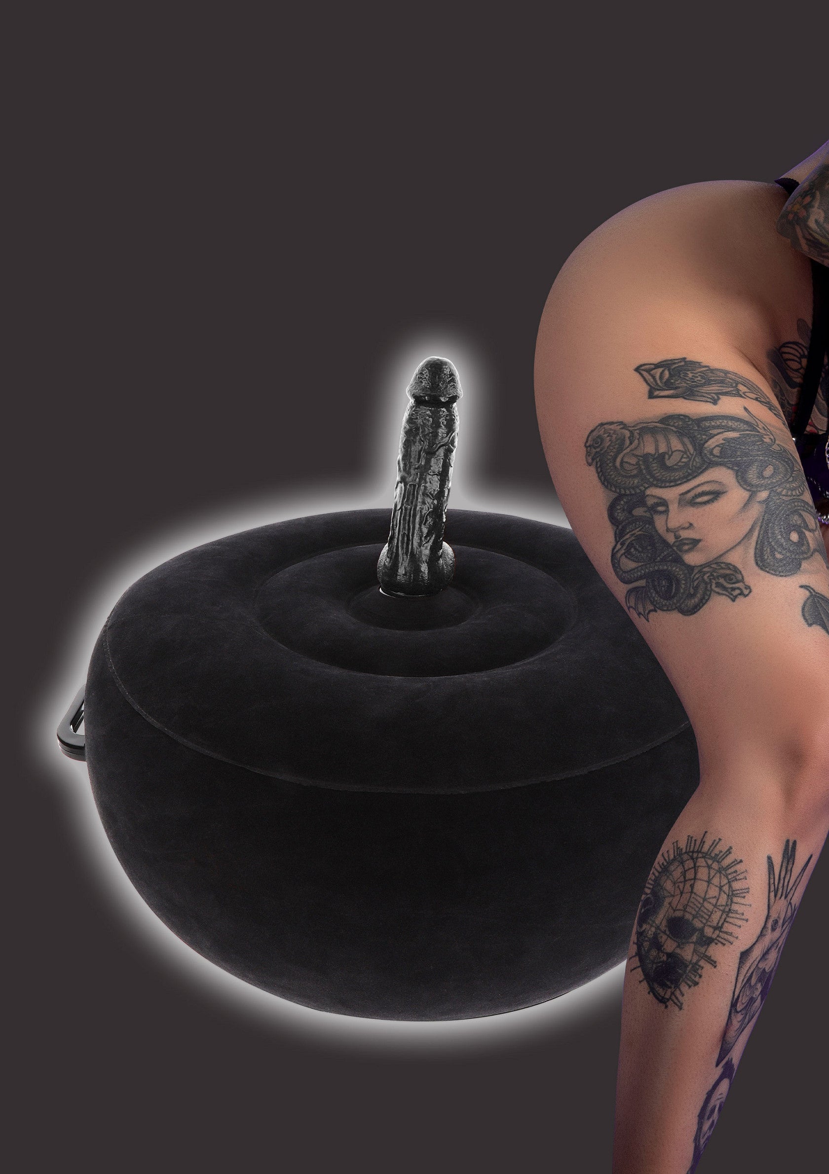 Coussin gonflable noir avec gode et femme tatouée. Pour des plaisirs intimes variés et confortables.; Zwart opblaaskussen met dildo, plus vrouw met tatoeages. Voor gevarieerd en comfortabel intiem plezier.; Black inflatable cushion with dildo, plus woman with tattoos. For varied and comfortable intimate pleasure.