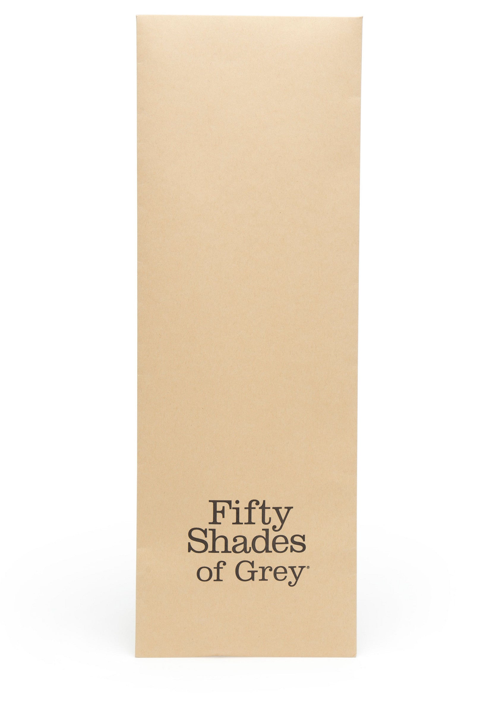 Emballage Fifty Shades of Grey. Découvrez une gamme coquine de produits de luxe inspirés du roman à succès.; Fifty Shades of Grey verpakking. Ontdek een ondeugende reeks luxeproducten geïnspireerd op de succesvolle roman.; Fifty Shades of Grey packaging. Explore a naughty range of luxury products inspired by the successful novel.