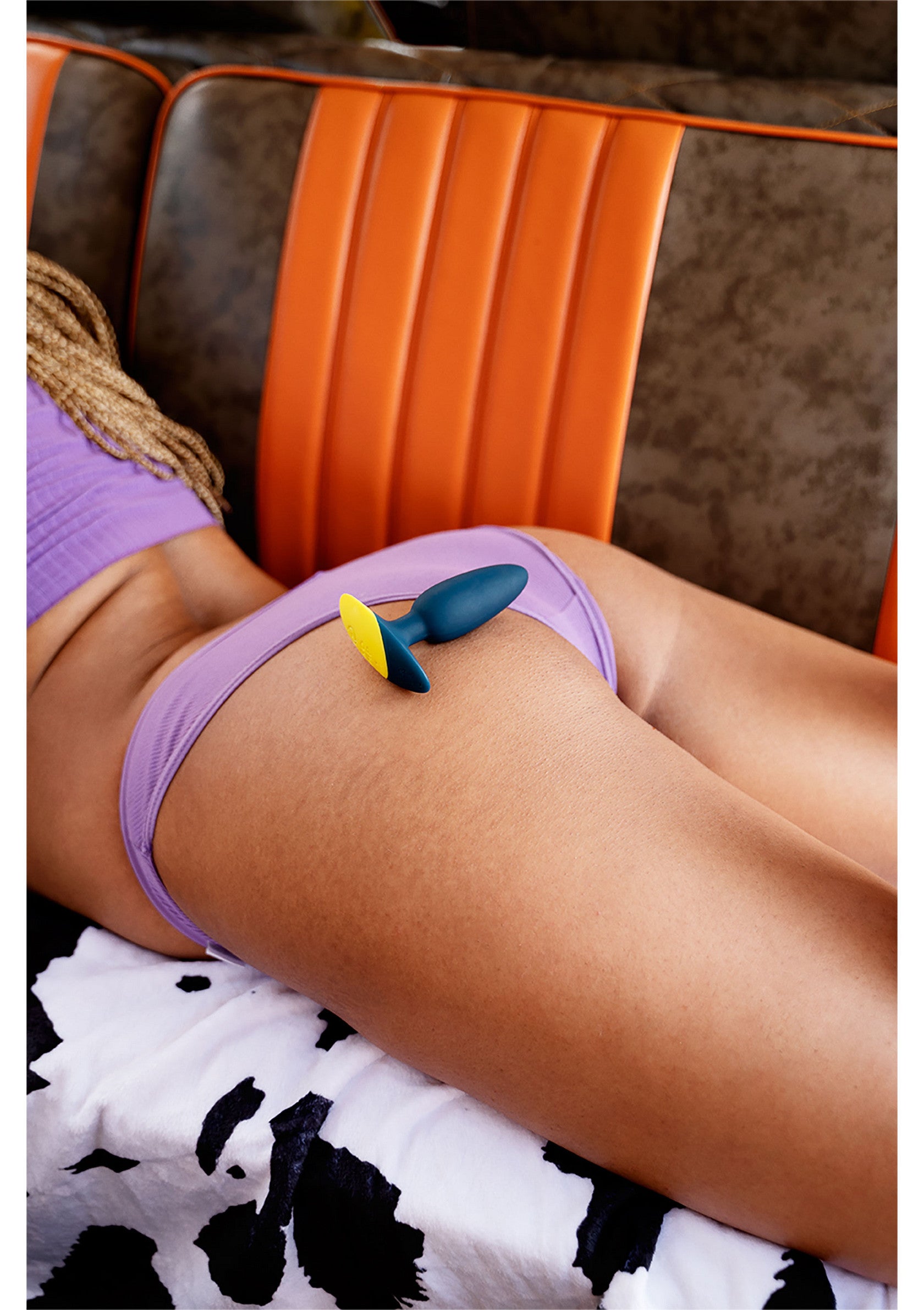 Un plug anal bleu et jaune sur une femme en lingerie violette. Découvrez le plaisir!; Blauwe en gele buttplug op vrouw in paarse lingerie. Ontdek het plezier!; Blue and yellow butt plug on woman in purple lingerie. Discover the pleasure!