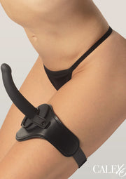Harnais de cuisse noir avec gode pour un plaisir ultime. Accessoire coquin pour explorer votre sensualité.; Zwarte dijharnas met dildo voor ultiem plezier. Sensuele accessoire om je sensualiteit te verkennen.; Black thigh harness with dildo for ultimate pleasure. Naughty accessory to explore your sensuality.