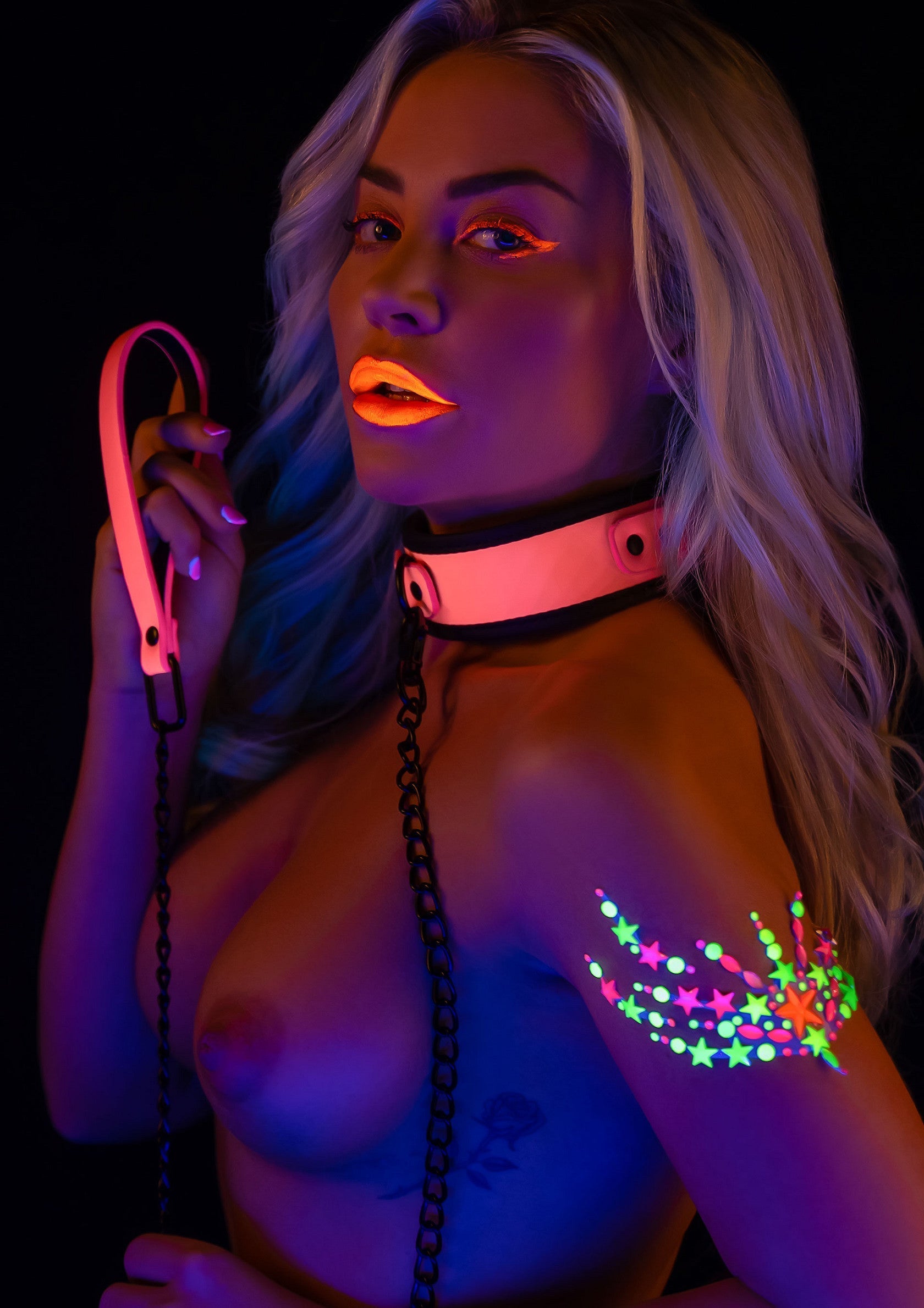 Collier et laisse fluo pour un look audacieux et captivant. Accessoires parfaits pour sortir du lot.; Neon halsband en riem voor een gedurfde en boeiende look. Perfecte accessoires om op te vallen.; Neon collar and leash for a bold, captivating look. Perfect accessories to stand out from the crowd.