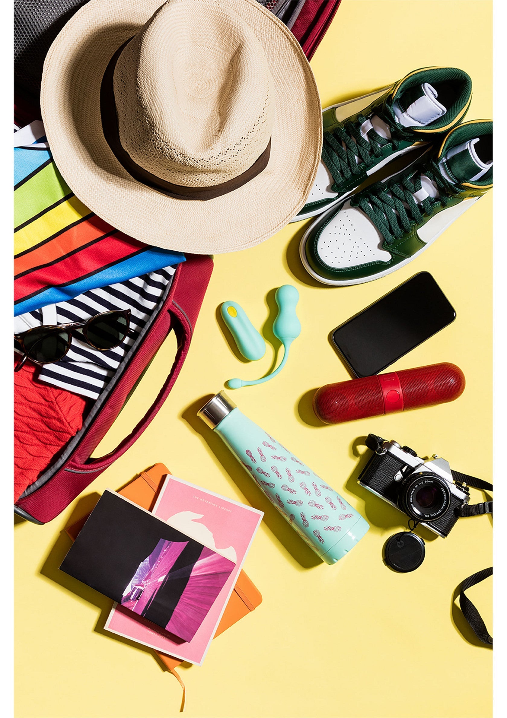 Essentiels de voyage : chapeau, baskets, appareil photo, bouteille d'eau et plus. Prêt pour l'aventure !; Reisbenodigdheden: hoed, sneakers, camera, waterfles en meer. Klaar voor avontuur!; Travel essentials: hat, sneakers, camera, water bottle, and more. Ready for adventure!