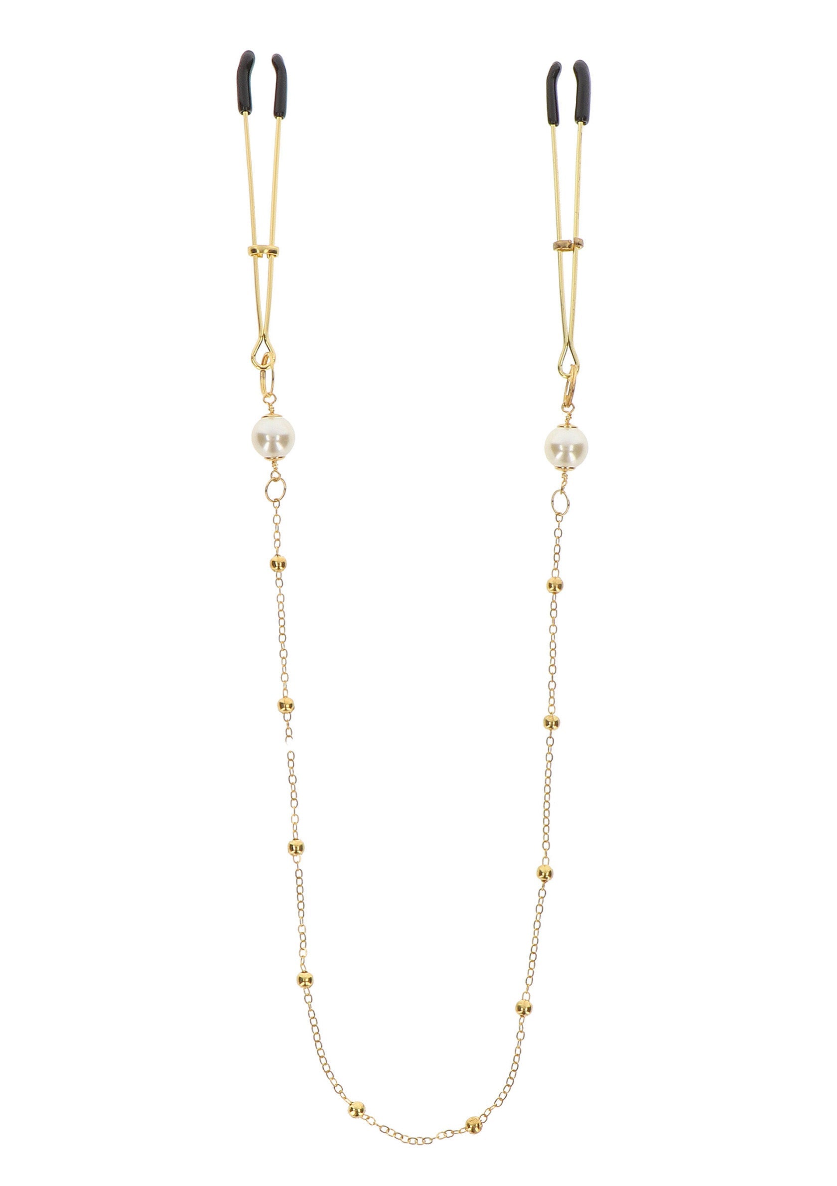 Pinces à tétons dorées avec chaîne perle, élégance coquine.; Gouden tepelklemmen met parelketting, ondeugende elegantie.; Gold nipple clamps with pearl chain, naughty elegance.