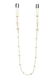Pinces à tétons dorées avec chaîne perle, élégance coquine.; Gouden tepelklemmen met parelketting, ondeugende elegantie.; Gold nipple clamps with pearl chain, naughty elegance.