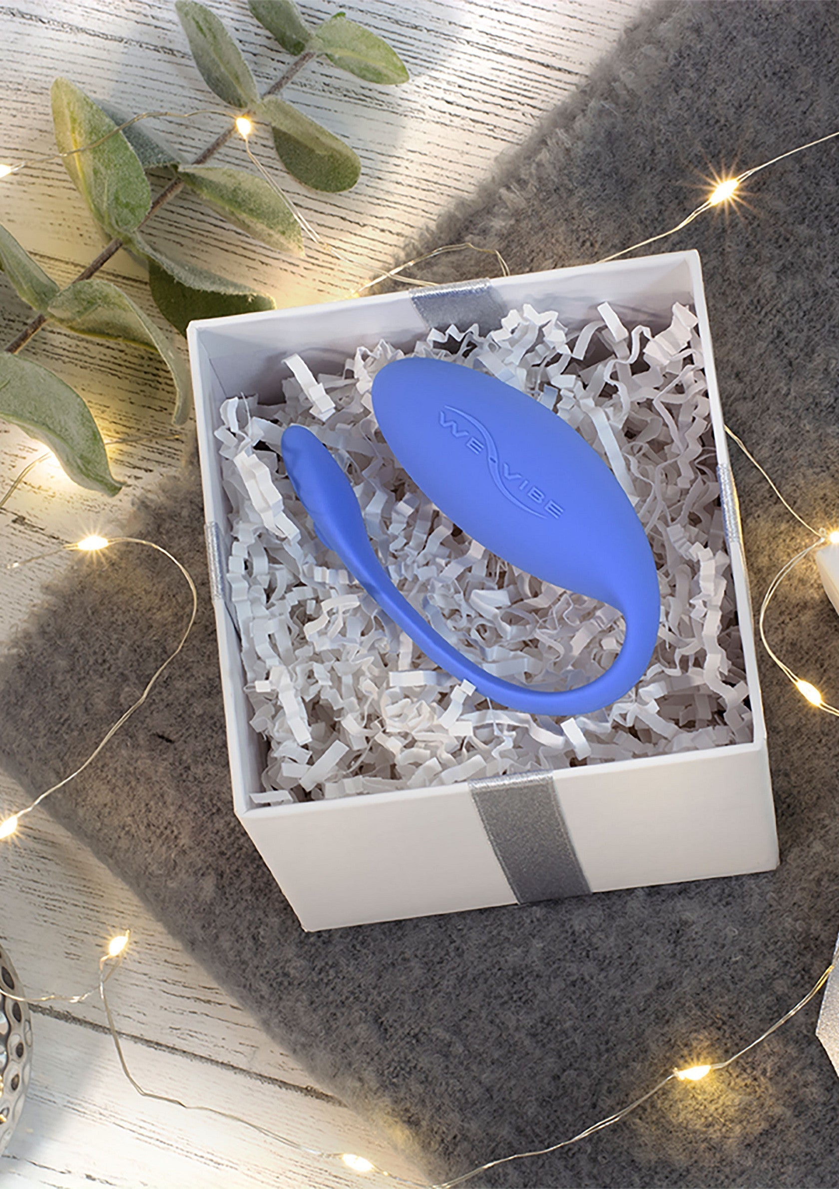 Cadeau coquin: un stimulateur vibrant bleu dans une boîte blanche. Idée cadeau originale pour pimenter votre vie amoureuse.; Sensueel cadeau: blauwe vibrerende stimulator in een witte doos. Origineel cadeau-idee om je liefdesleven op te fleuren.; Naughty gift: Blue vibrating stimulator in white box. Unique gift idea to spice up your love life.