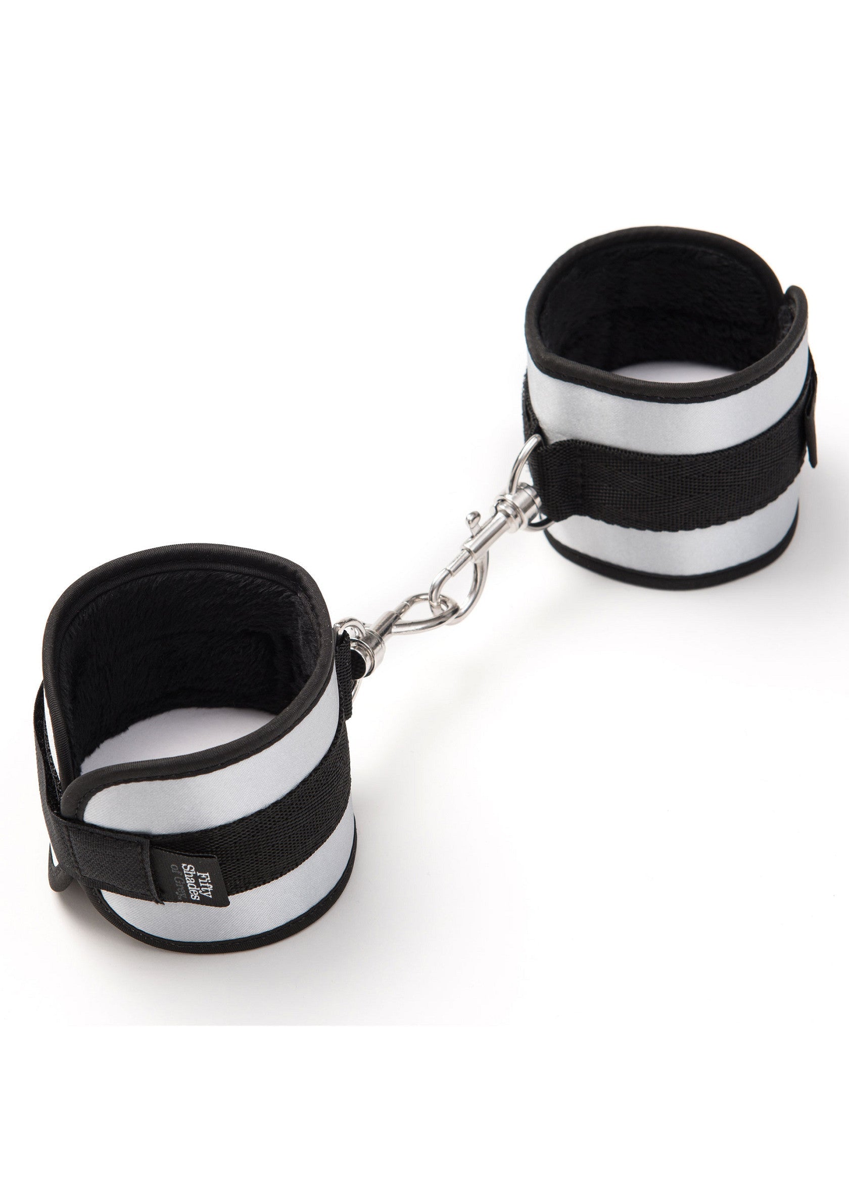 Menottes rembourrées rayées noires et argentées pour des jeux coquins et une soumission en douceur.; Gestreepte, gewatteerde handboeien in zwart en zilver voor speelse spelletjes en zachte onderwerping.; Striped, padded cuffs in black and silver for playful games and gentle submission.