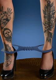 Talons hauts noirs avec jarretière, mettant en valeur des tatouages uniques. Mode audacieuse et accessoires.; Zwarte hoge hakken met jarretel, met unieke tatoeages. Gedurfde mode en accessoires.; Black high heels with garter belt, showcasing unique tattoos. Bold fashion and accessories.