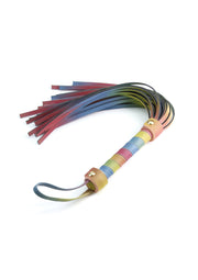 Cravache arc-en-ciel en cuir pour jeux de rôle et BDSM. Chic et originale pour pimenter vos sessions.; Regenboog leren zweep voor rollenspellen en BDSM. Stijlvol en origineel om je sessies op te fleuren.; Rainbow leather flogger for role play and BDSM. Stylish and original to spice up your sessions.