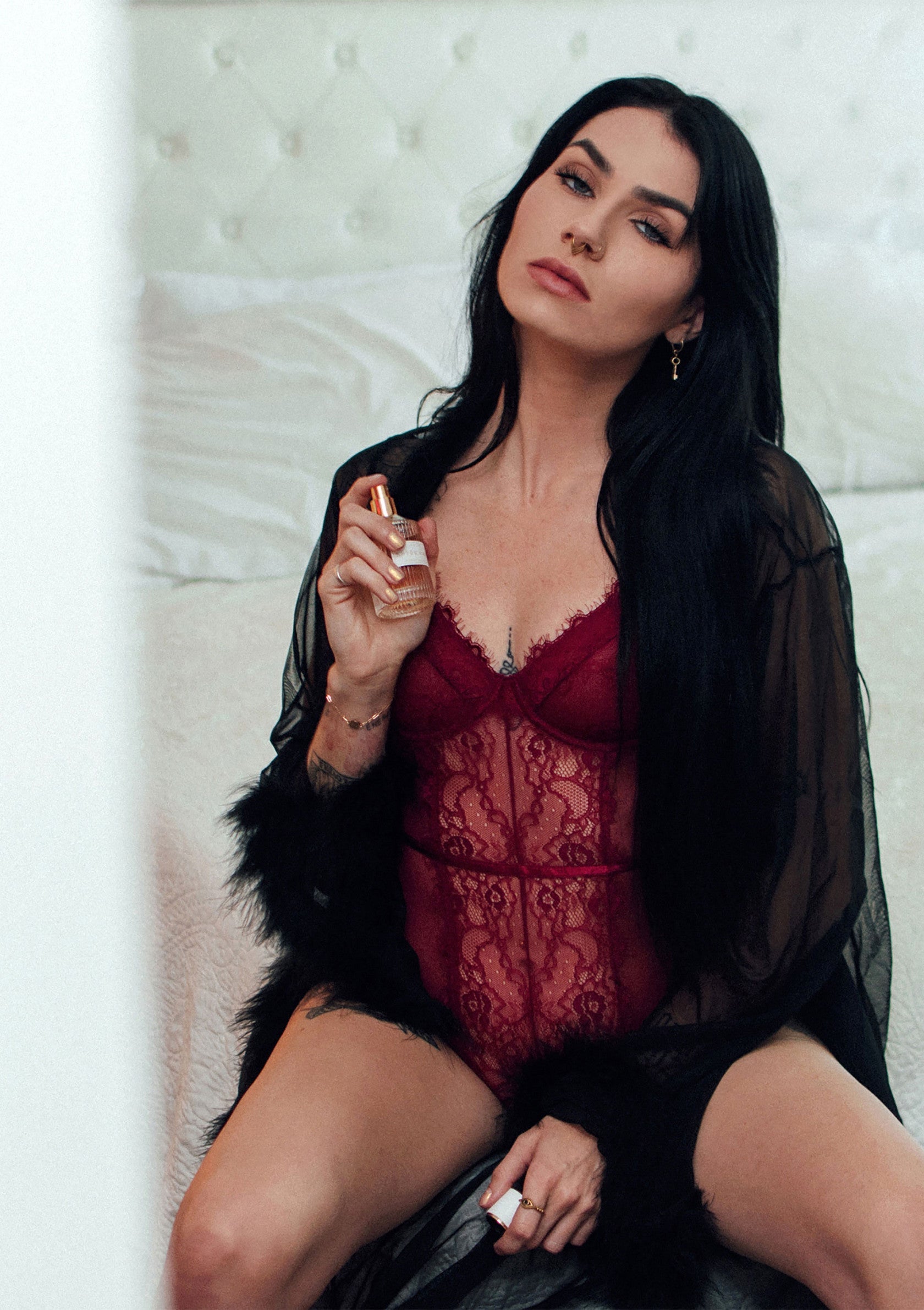 Lingerie bordeaux et parfum, pour une touche de séduction et de mystère.; Bordeaux lingerie & parfum, voor een vleugje verleiding en mysterie.; Burgundy lingerie & perfume, for a touch of seduction and mystery.