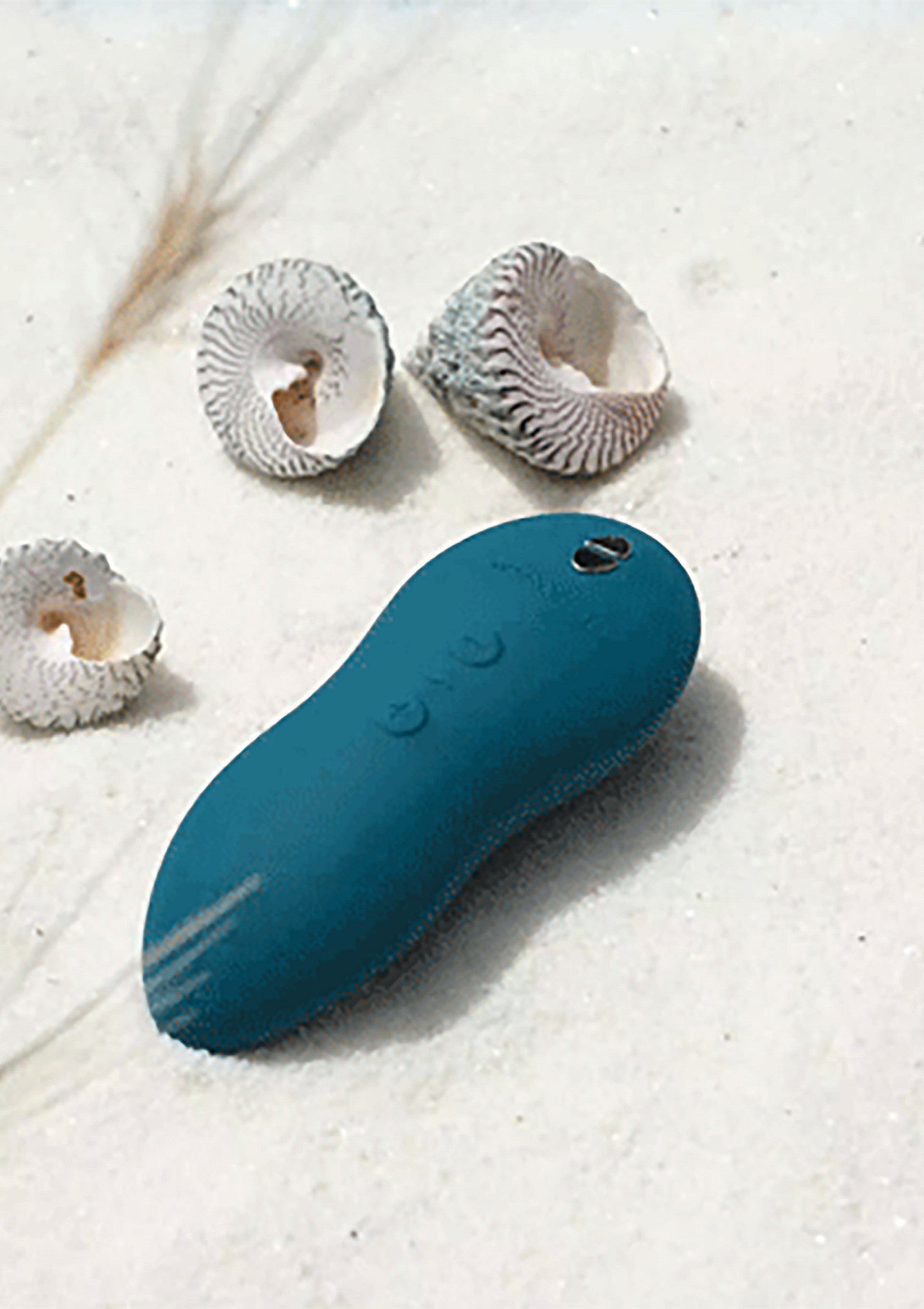 Masseur vibrant bleu turquoise avec coquillages. Détente et plaisir garantis.; Turkooisblauwe vibrerende massager met schelpen. Gegarandeerde ontspanning en plezier.; Teal vibrating massager with seashells. Relaxation and pleasure guaranteed.
