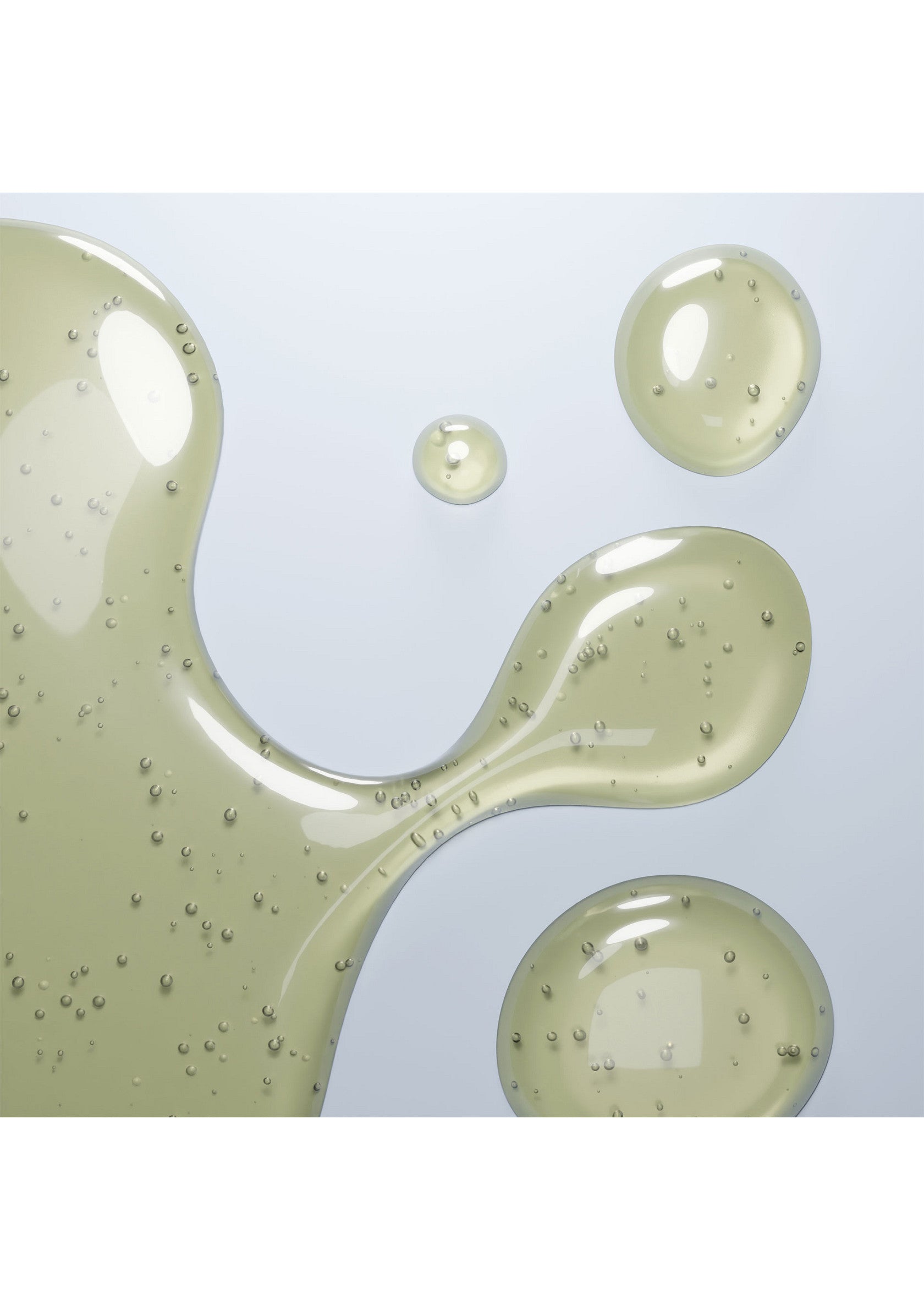 Gouttes de sérum transparentes, idéales pour l'hydratation et les soins de la peau. Découvrez notre gamme !; Transparante serumdruppels, ideaal voor hydratatie en huidverzorging. Ontdek ons assortiment!; Transparent serum drops, ideal for hydration & skincare. Explore our range for a healthy, radiant complexion!