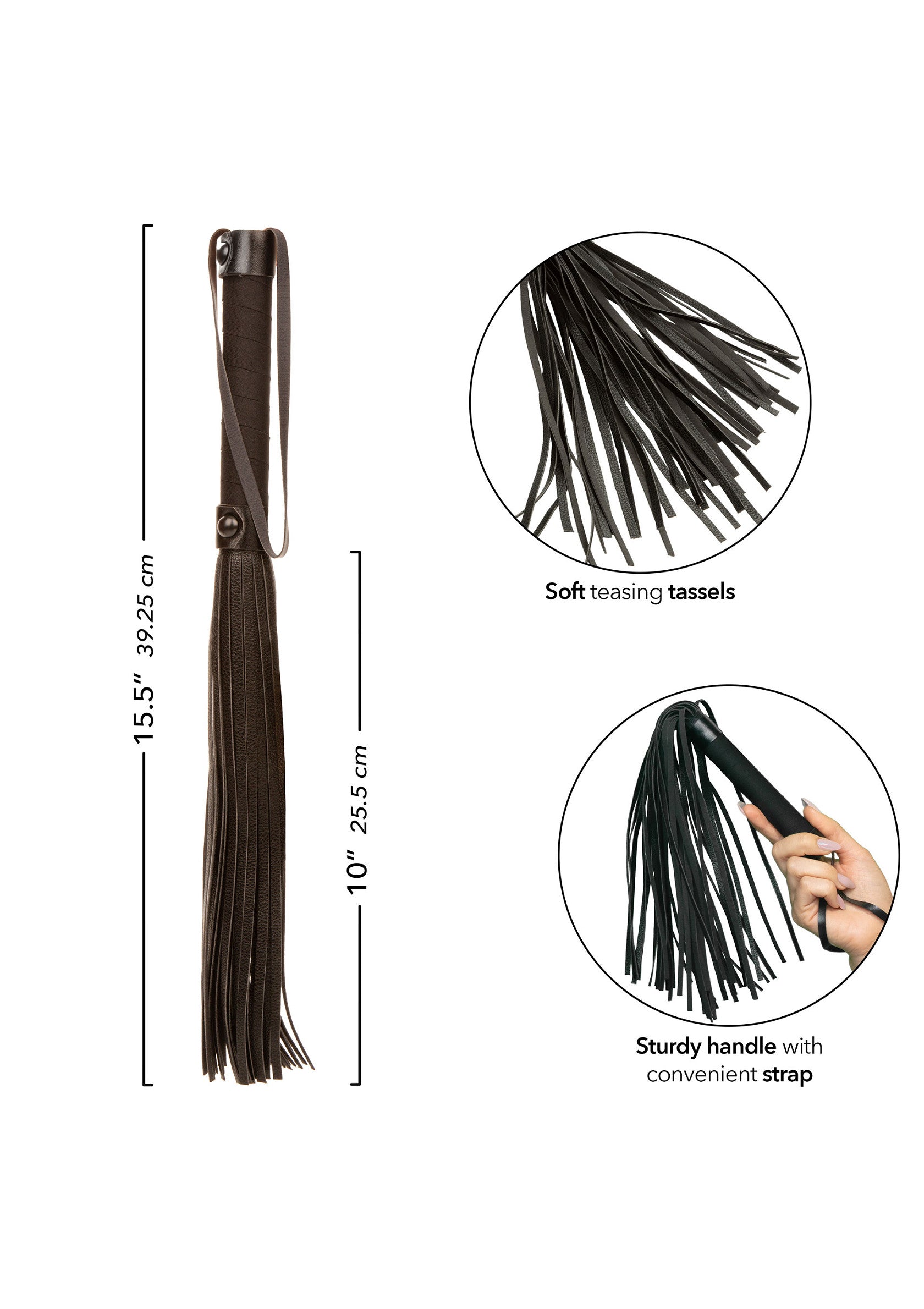 Cravache en cuir avec poignée et franges souples pour le taquiner. Longueur totale de 39,25 cm.; Lederen zweep met handvat en zachte franjes om mee te plagen. Totale lengte van 39,25 cm.; Leather flogger with handle and soft teasing tassels. Total length of 15.5"/39.25 cm.