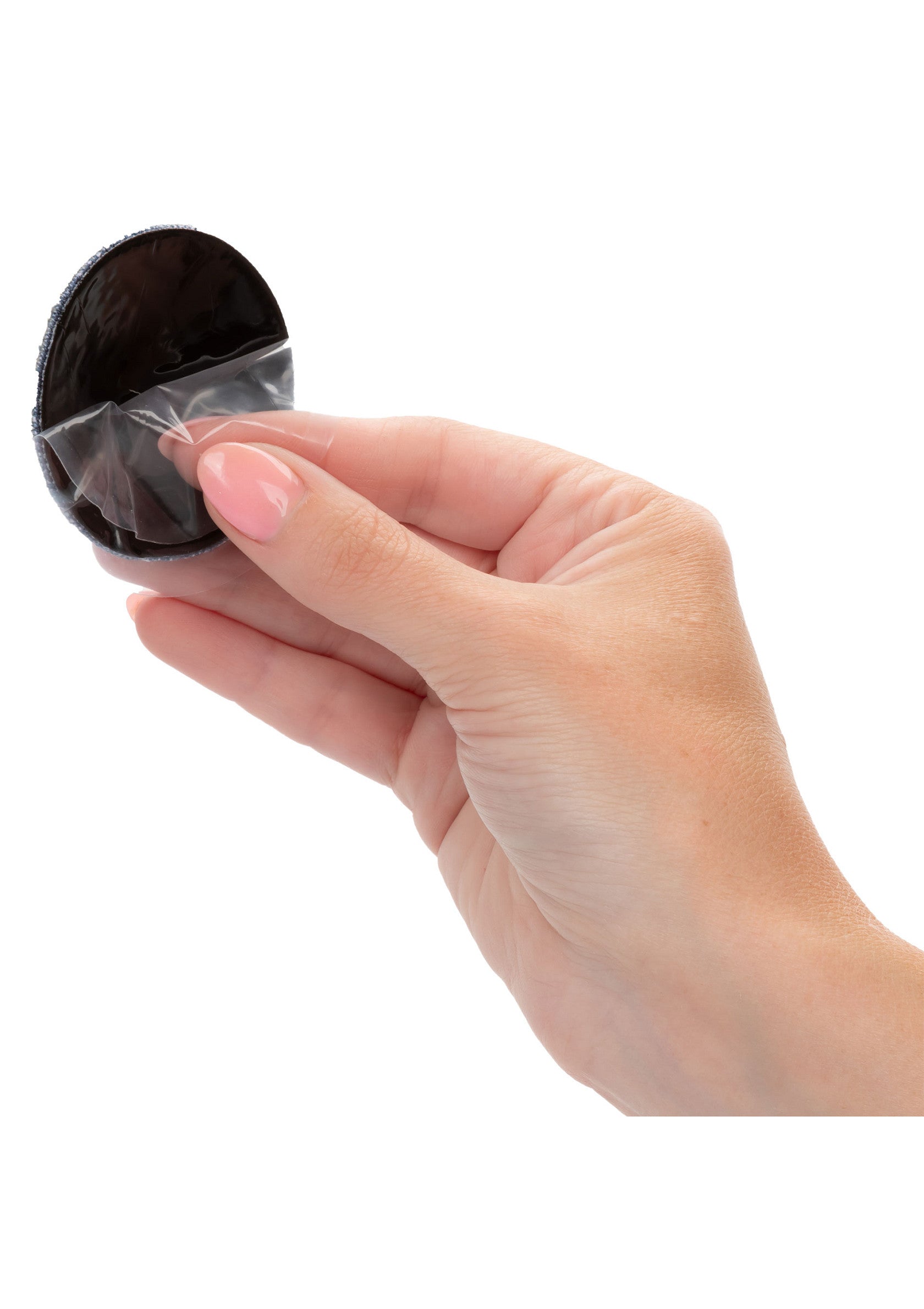 Cache-tétons adhésifs ronds noirs. Discrétion et confort assurés sous vos vêtements.; Zwarte ronde zelfklevende tepelbedekkers. Discrete en comfortabele bedekking onder uw kleding.; Black round adhesive nipple covers. Discreet and comfortable coverage under your clothes.