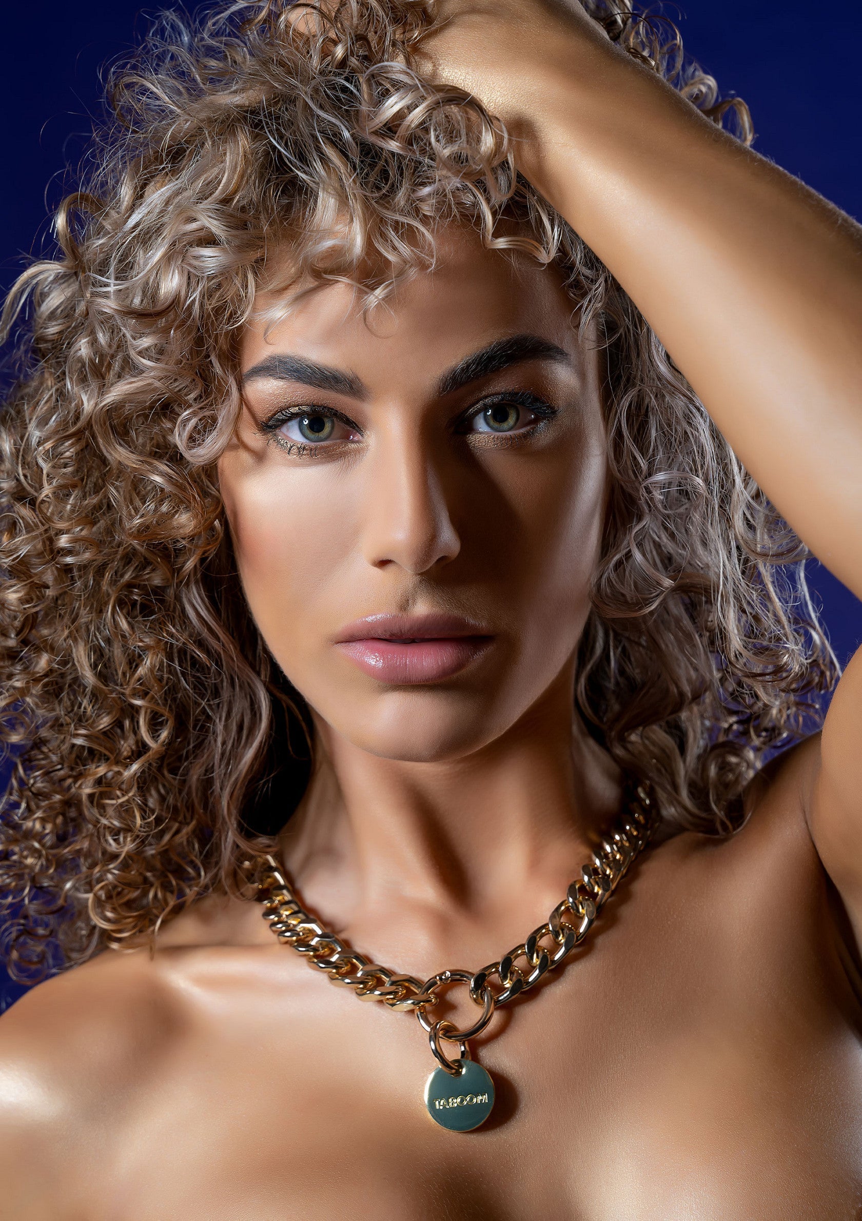 Collier chaîne doré tendance avec pendentif. Un bijou audacieux pour compléter votre look.; Gouden ketting met hanger. Een statement sieraad om je look compleet te maken.; Gold chain necklace with pendant. A statement piece to complete your look.