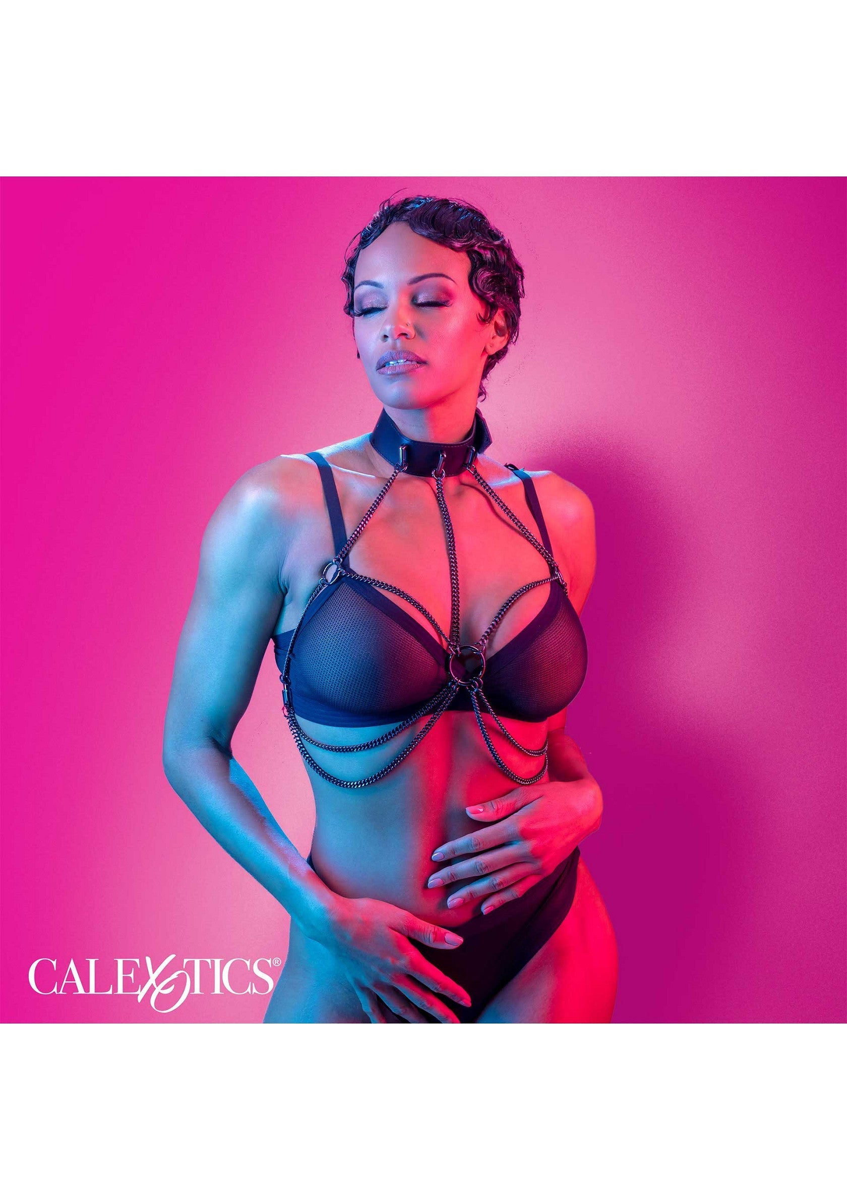 Harnais de corps chaîne Calexotics sexy pour une allure audacieuse et élégante.; Sexy Calexotics ketting body harnas voor een gedurfde, elegante look.; Sexy Calexotics chain body harness for a bold, elegant look.