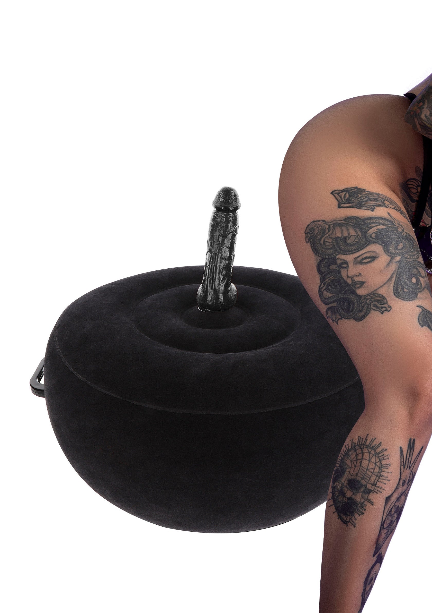 Siège gonflable noir avec godemiché et femme tatouée sur la cuisse. Articles coquins pour adultes.; Zwarte opblaasbare stoel met dildo en vrouw met tatoeages op haar dij. Stoute artikelen voor volwassenen.; Black inflatable seat with dildo and woman with tattoos on her thigh. Naughty items for adults.