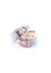 Ceinture holographique tendance avec boucle dorée, parfaite pour ajouter une touche d'éclat à votre tenue.; Trendy holografische riem met gouden gesp, perfect om een vleugje glans aan je outfit toe te voegen.; Trendy holographic belt with golden buckle, perfect to add a touch of sparkle to your outfit.