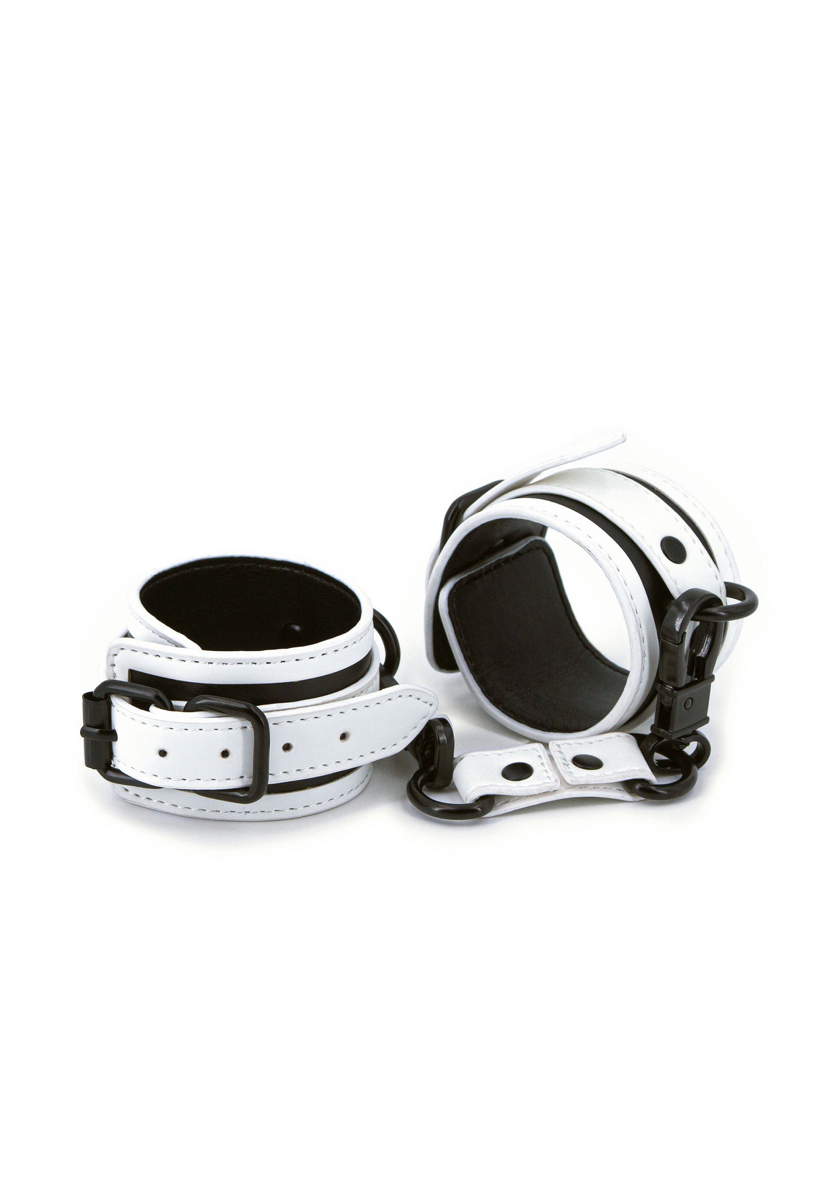 Menottes blanches élégantes avec boucles noires pour jeu de rôle et plaisir.; Stijlvolle witte handboeien met zwarte gespen voor rollenspel en plezier.; Stylish white handcuffs with black buckles for roleplay and pleasure.