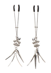 Pinces à tétons argentées ornées pour pimenter vos jeux coquins. Achetez maintenant !; Zilveren tepelklemmen met hangers voor spannende spelletjes. Koop ze nu!; Silver nipple clamps with dangling accents for kinky play. Shop now!