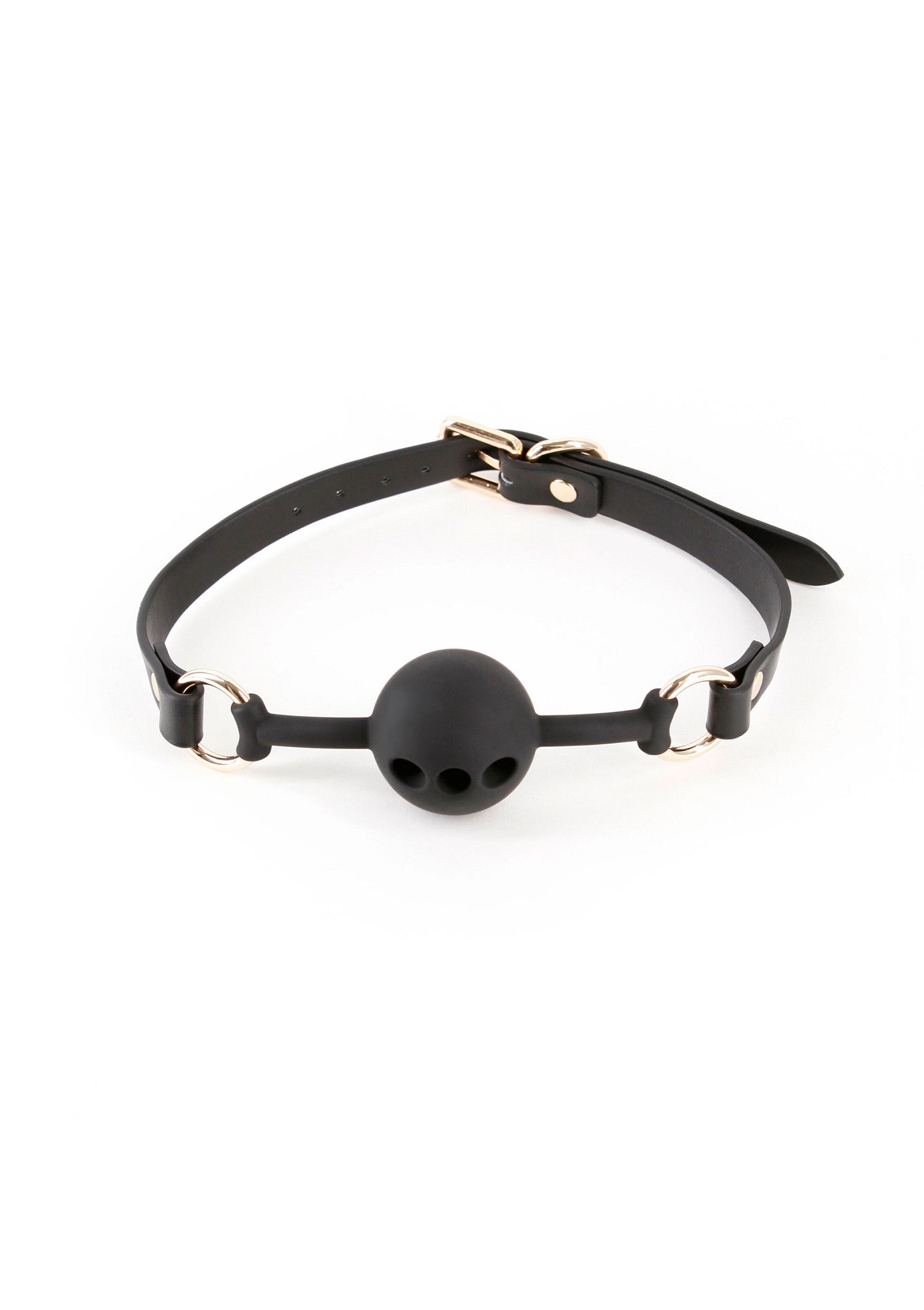 Bâillon boule noir avec sangle ajustable. Accessoire de soumission pour jeux de rôle adultes.; Zwarte balgag met verstelbare band. Onderdanig accessoire voor rollenspellen voor volwassenen.; Black ball gag with adjustable strap. Submissive accessory for adult roleplay.