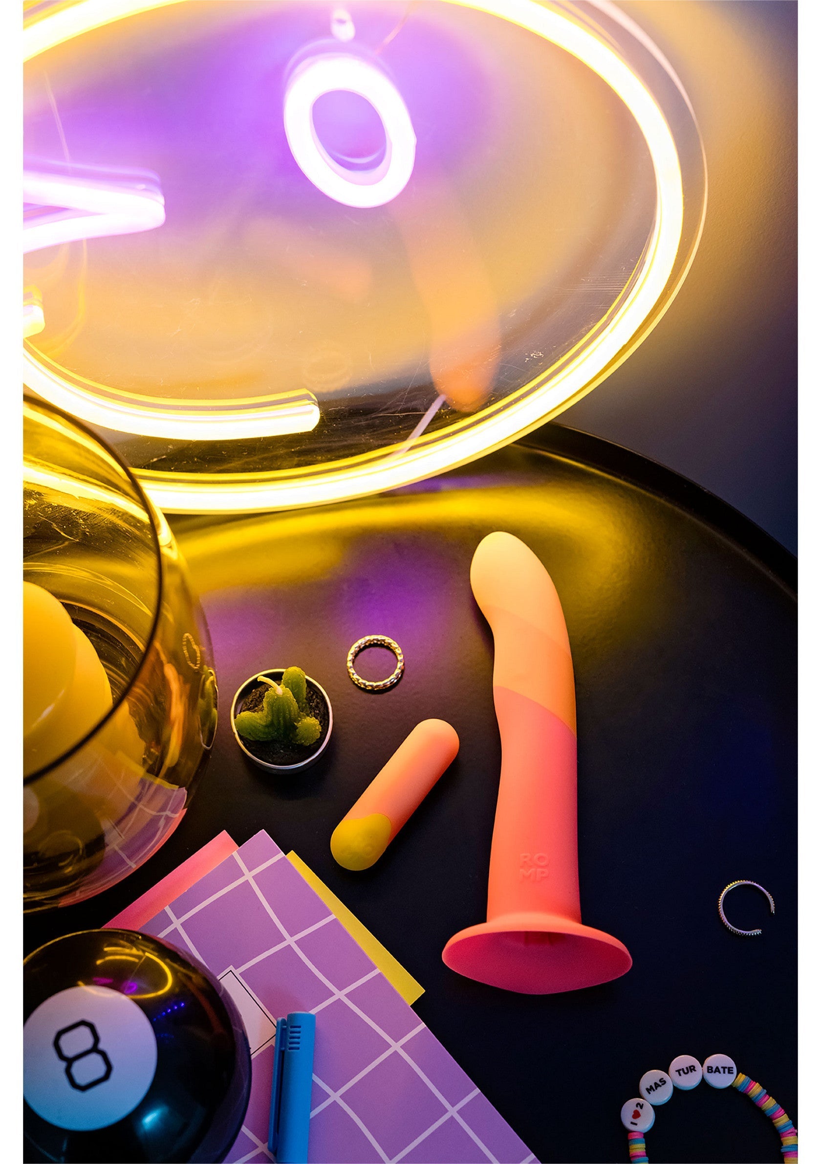 Vibromasseurs et accessoires pour le plaisir. Découvrez notre sélection d'articles sensuels pour adultes.; Vibrators en accessoires voor plezier. Ontdek onze selectie van sensuele artikelen voor volwassenen.; Vibrators & accessories for pleasure. Discover our selection of sensual items for adults. 