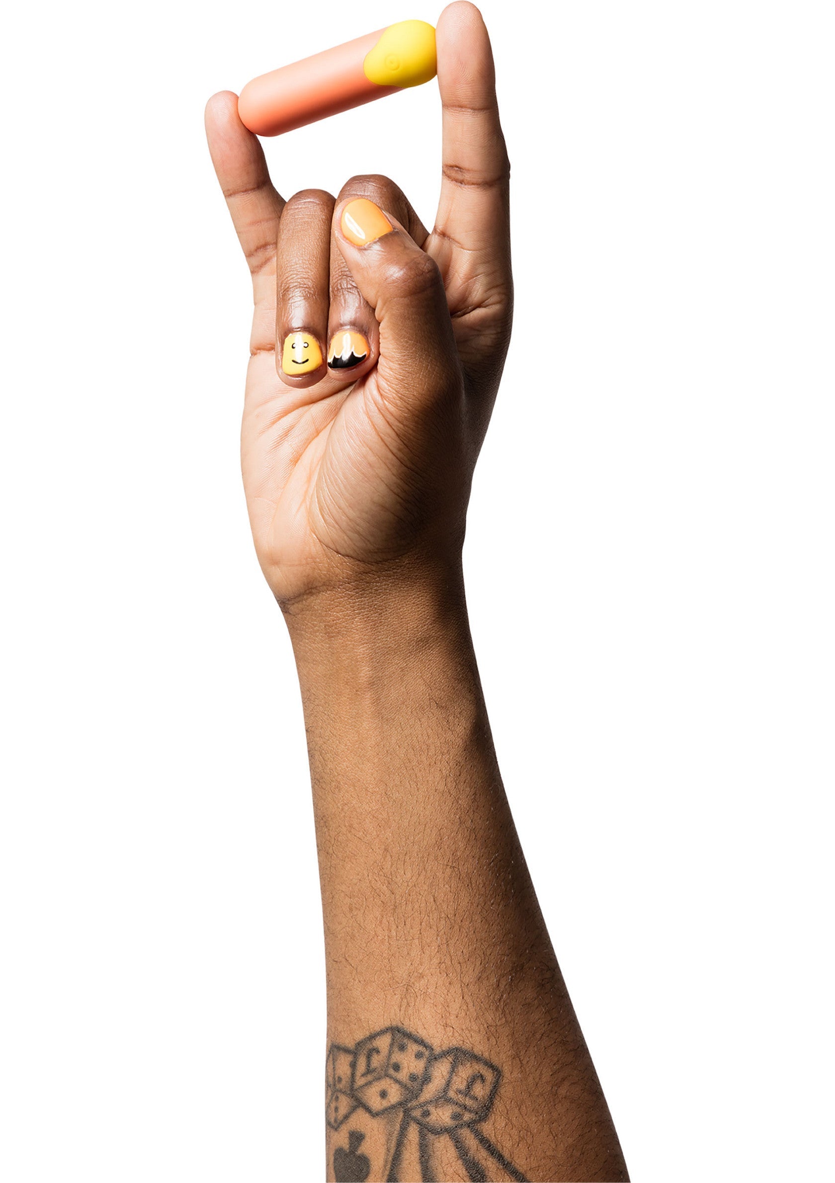 Main tenant un bonbon bicolore. Manucure fun et tatouage original.; Hand houdt tweekleurige snoep vast. Leuke manicure en originele tattoo.; Hand holding a two-tone candy. Fun manicure and original tattoo.