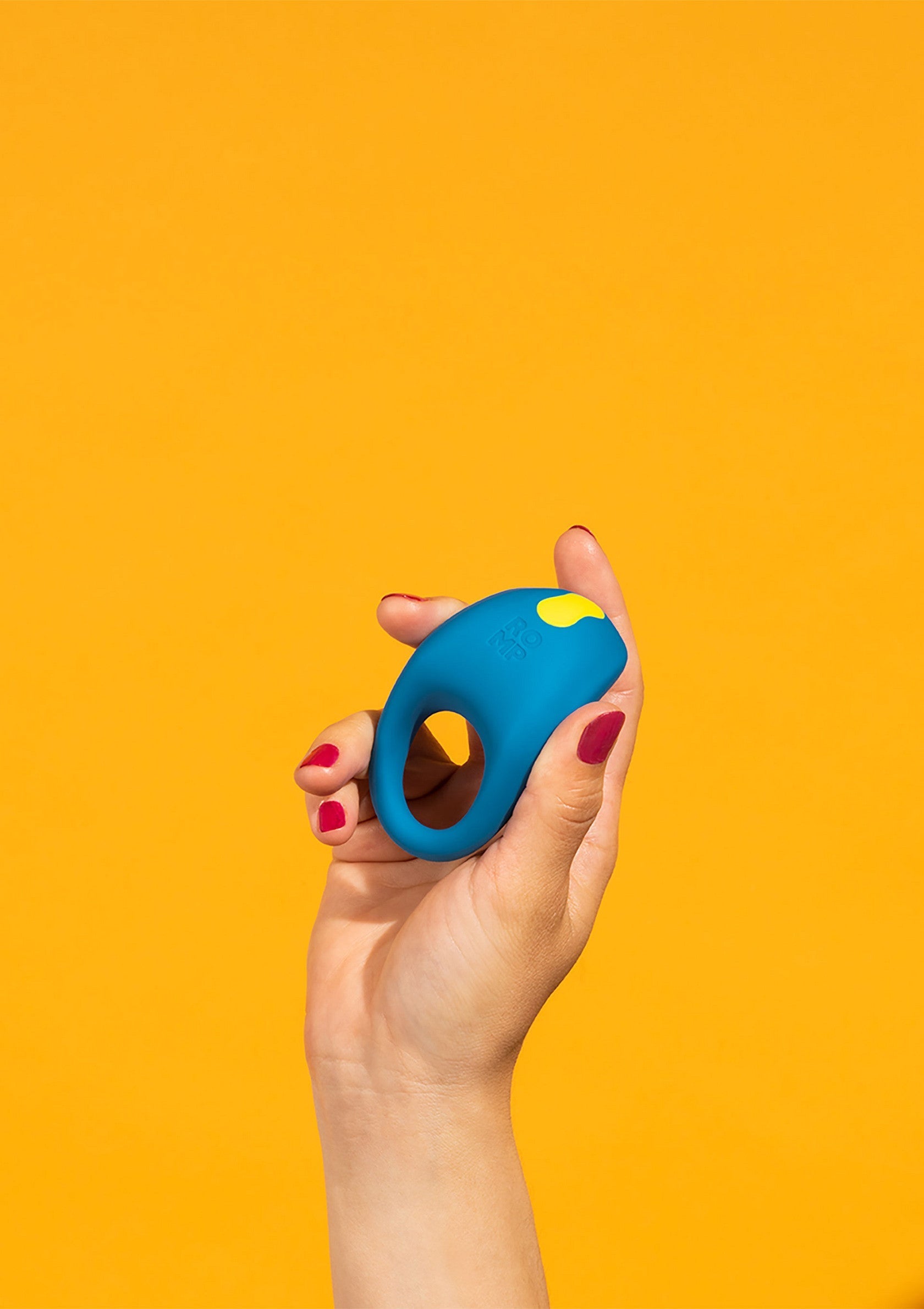 Anneau vibrant bleu et jaune pour des moments intimes. Découvrez le plaisir !; Blauwe en gele vibrerende ring voor intieme momenten. Ontdek het plezier!; Blue & yellow vibrating ring for intimate moments. Discover pleasure!