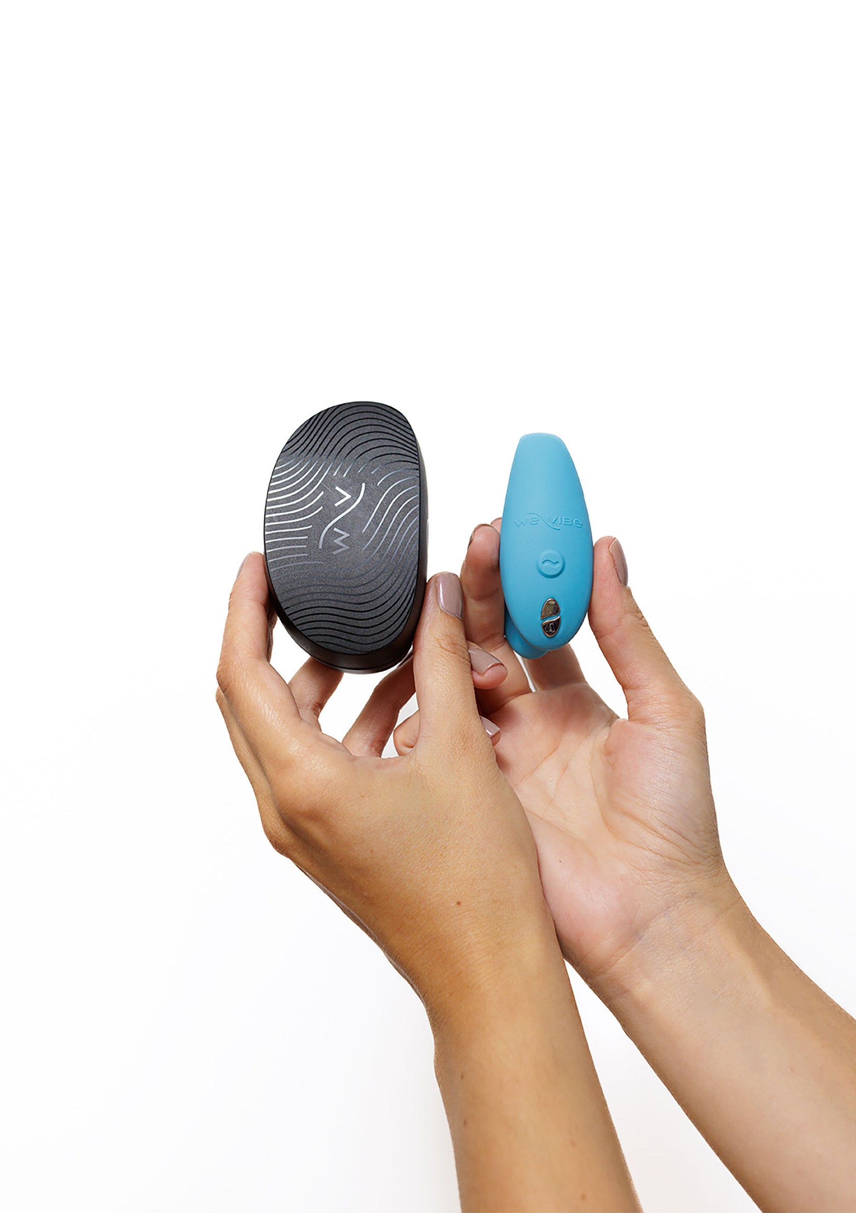 Deux mains tenant un masseur noir et un stimulateur clitoridien bleu sur fond blanc. Articles vendus séparément.; Twee handen die een zwarte massager en een blauwe clitorisstimulator vasthouden op een witte achtergrond. Artikelen worden apart verkocht.; Two hands holding a black massager and a blue clitoral stimulator on a white background. Items sold separately.