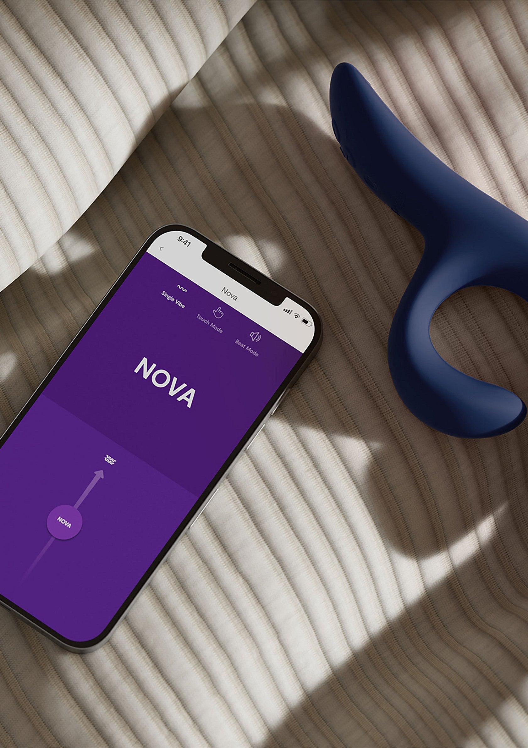 Vibromasseur connecté Nova en bleu marine avec application smartphone. Plaisir personnalisé et contrôle à portée de main!; Marineblauwe Nova verbonden vibrator met smartphone-app. Gepersonaliseerd genot en controle binnen handbereik!; Navy blue Nova connected vibrator with smartphone app. Personalized pleasure and control at your fingertips!