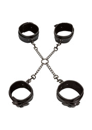 Menottes en cuir noir avec chaîne métallique pour jeux coquins.; Zwarte lederen handboeien met metalen ketting voor stout spel.; Black leather restraints with metal chain for kinky play.