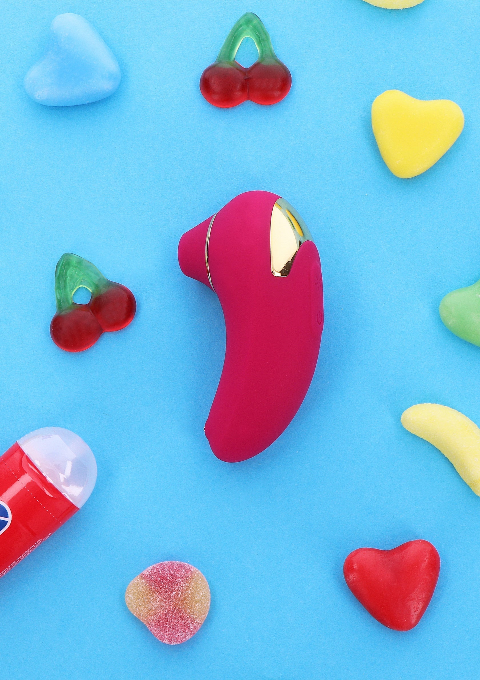 Vibromasseur rose élégant entouré de bonbons colorés, parfait pour un plaisir sucré et intense. Découvrez notre collection unique !; Elegante roze vibrator omringd door kleurrijke snoepjes, perfect voor zoet en intens plezier. Ontdek onze unieke collectie!; Stylish pink vibrator surrounded by colorful candy, perfect for sweet & intense pleasure. Discover our unique collection!