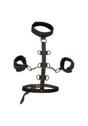 Harnais de soumission noir réglable avec menottes et collier pour jeux de rôle adultes.; Verstelbaar zwart bondage harnas met handboeien en halsband voor volwassen rollenspellen.; Adjustable black bondage harness with handcuffs and collar for adult role play.
