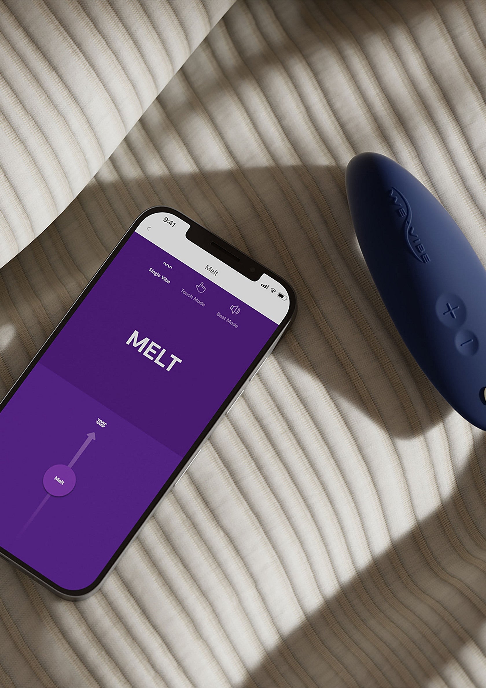 Vibromasseur connecté pour une expérience personnalisée. Contrôlez-le avec votre smartphone. Bien-être et plaisir à portée de main.; Verbonden vibrator voor een gepersonaliseerde ervaring. Bedien het met je smartphone. Welzijn en plezier binnen handbereik.; Connected vibrator for a personalized experience. Control it with your smartphone. Wellness and pleasure at your fingertips.