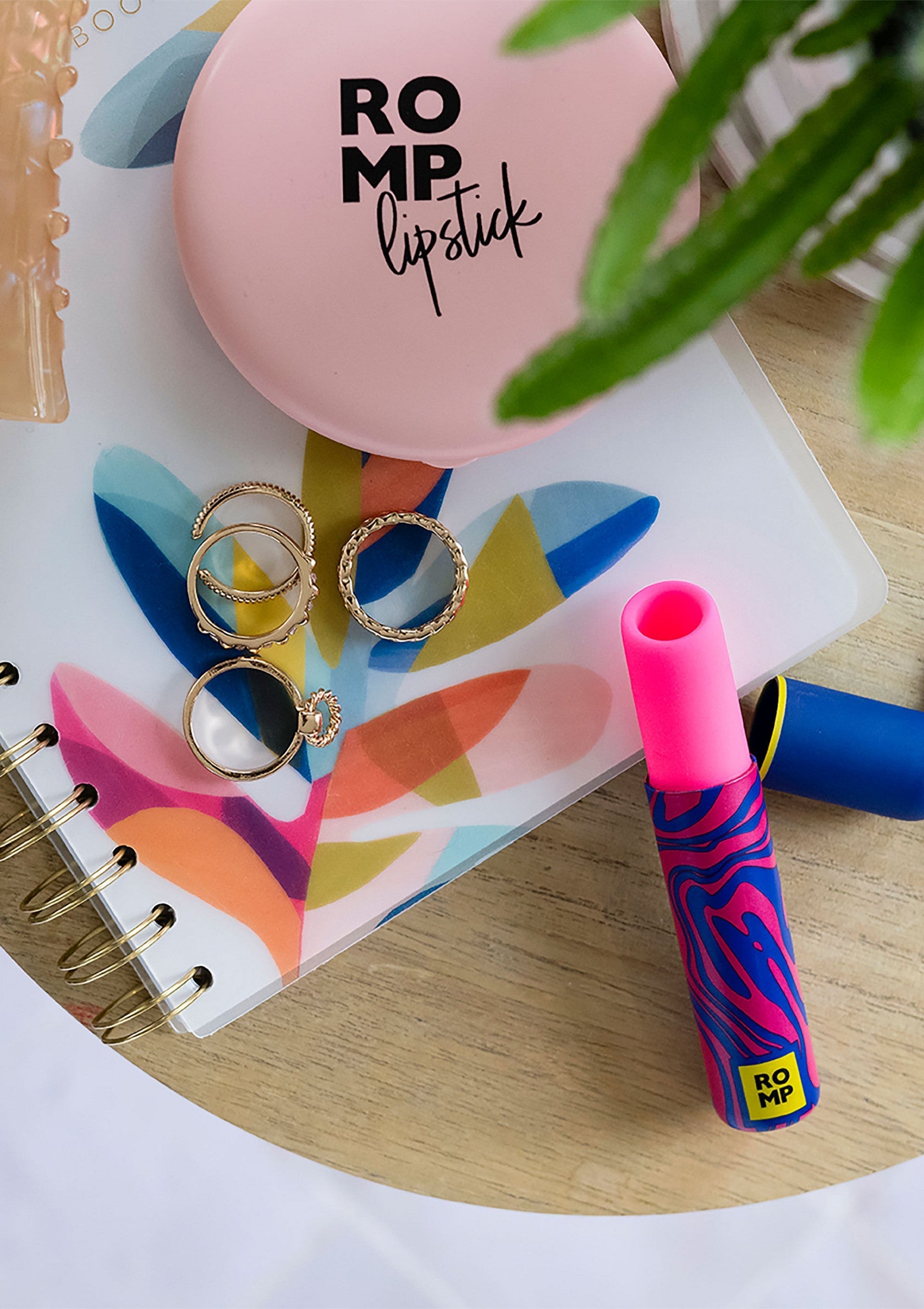 Essentiels de beauté : Rouge à lèvres Romp, bijoux tendance, carnet coloré. Parfait pour le quotidien et les cadeaux !; Beauty essentials: Romp lipstick, trendy sieraden, kleurrijk notitieboek. Perfect voor dagelijks gebruik en cadeaus!; Beauty essentials: Romp lipstick, trendy jewelry, colorful notebook. Perfect for everyday use and gifts!