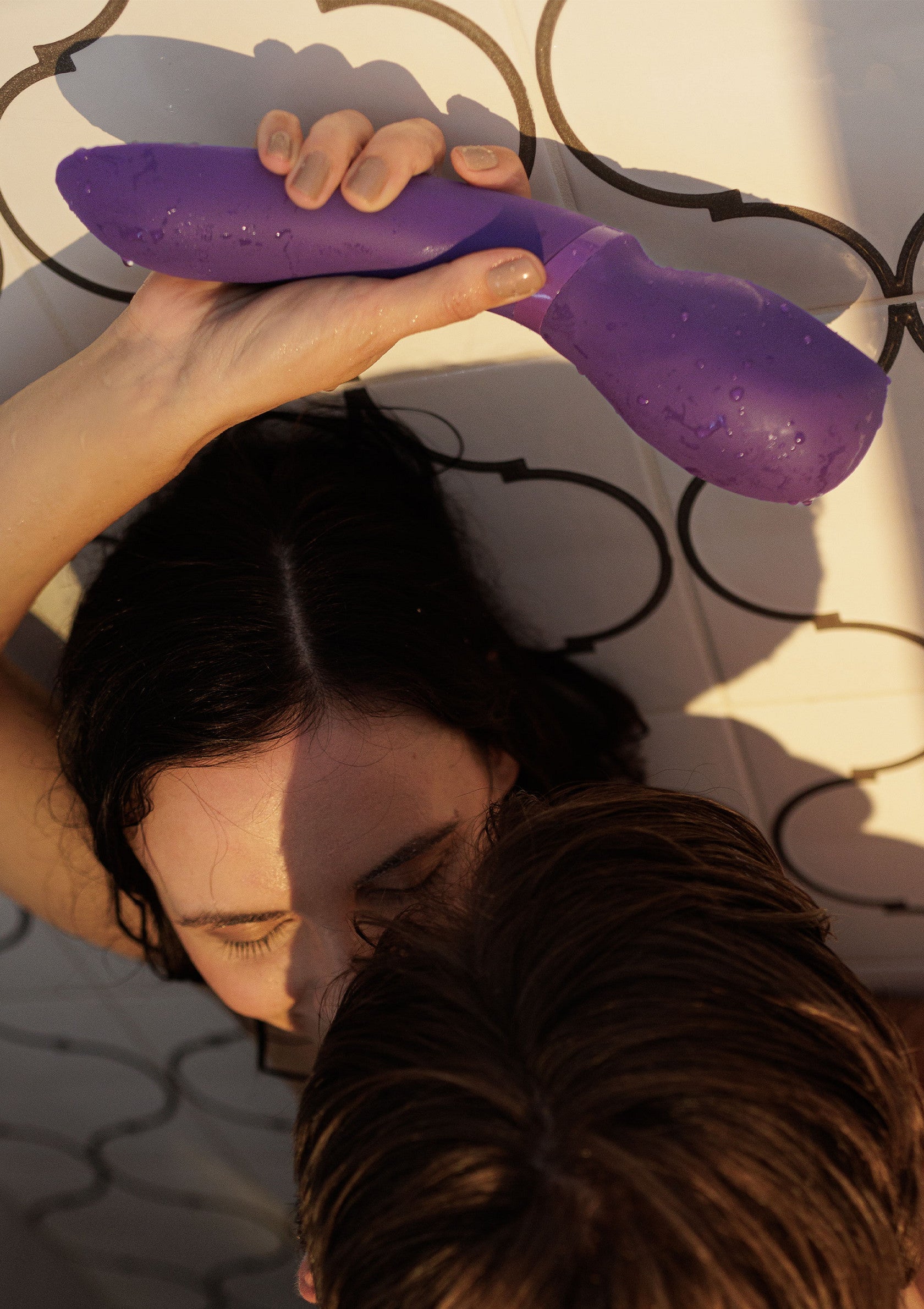 Vibromasseur vibrant violet pour le plaisir sexuel. Jouet érotique pour adultes.; Paarse vibrerende stimulator voor seksueel genot. Erotisch speeltje voor volwassenen.; Purple vibrating stimulator for sexual pleasure. Erotic toy for adults.