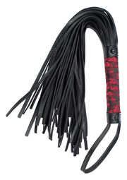 Cravache noire en cuir à lanières multiples avec manche rouge et noir pour un usage adulte.; Zwarte leren zweep met meerdere riemen en een rood-zwarte handgreep voor gebruik door volwassenen.; Black leather flogger with multiple straps and a red and black handle for adult use.