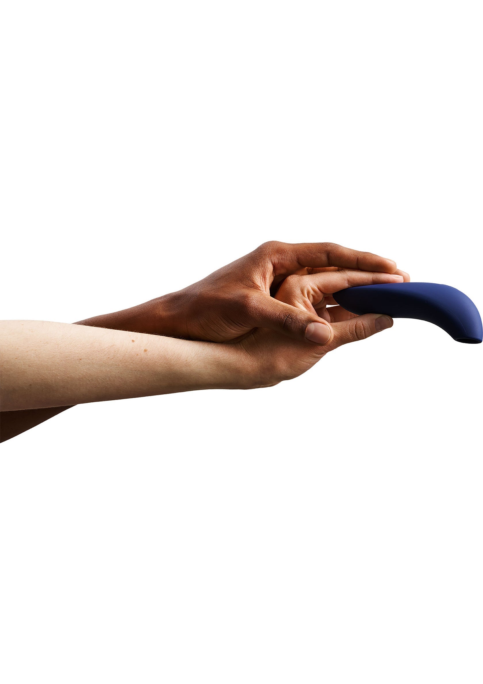 Plaisir partagé : un couple expérimente un jouet intime dans une étreinte sensuelle. Explorez le plaisir à deux !; Gedeeld plezier: een stel ervaart intiem speelgoed in een sensuele omhelzing. Ontdek plezier voor twee!; Shared pleasure: a couple experiences intimate toy in a sensual embrace. Explore pleasure for two!