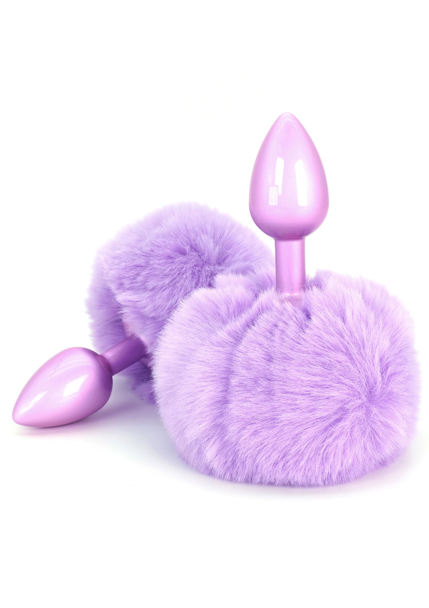 Plug anal en fourrure violette, accessoire intime pour une expérience sensuelle et ludique.; Paarse pluizige anale plug, intieme accessoire voor een sensuele en speelse ervaring.; Purple furry butt plug, intimate accessory for a sensual and playful experience.