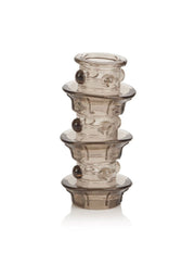 Bougeoir gris fumé à trois niveaux, élégant pour toute décoration intérieure.; Grijze, gelaagde kandelaar met drie niveaus, elegant voor elk interieur.; Smoked gray, three-tiered candle holder, elegant for any home decor.