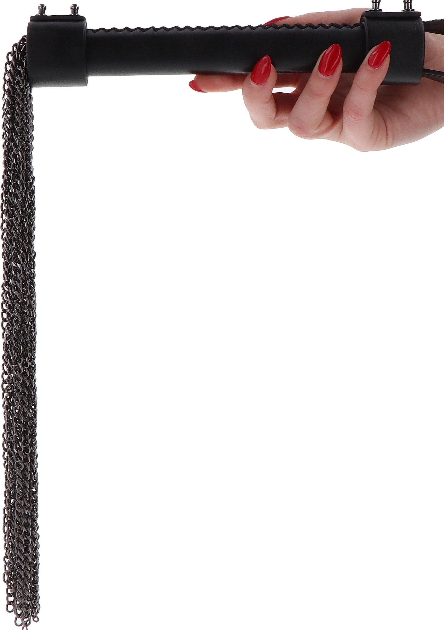 Cravache avec chaînes tombantes, manche noir texturé. Accessoire de domination.; Zwarte zweep met kettingen, getextureerd handvat. Dominantie accessoire.; Chain whip with black textured handle. A dominance accessory.